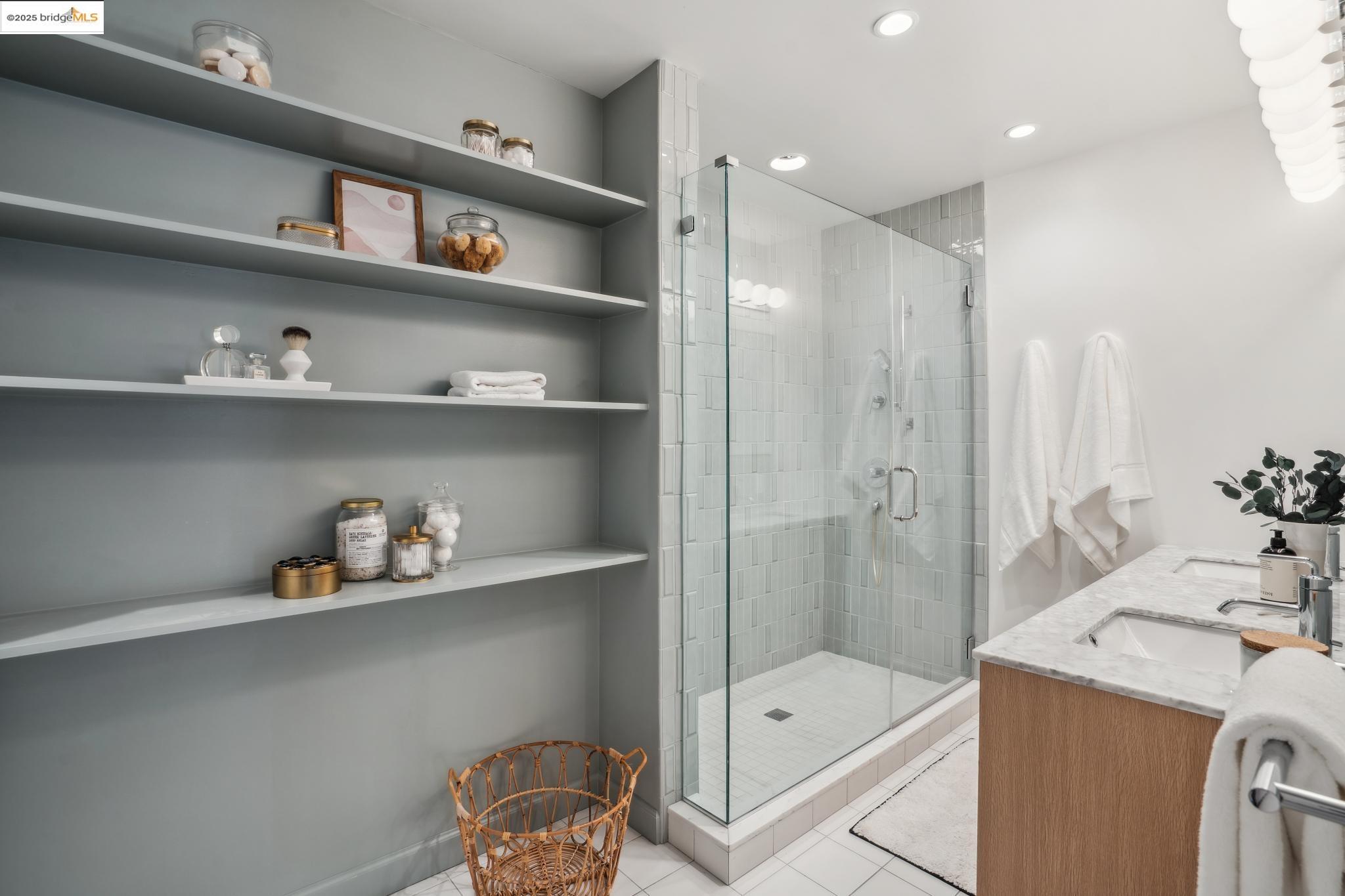 Detail Gallery Image 35 of 59 For 6051 Margarido Dr, Oakland,  CA 94618 - 5 Beds | 5/1 Baths