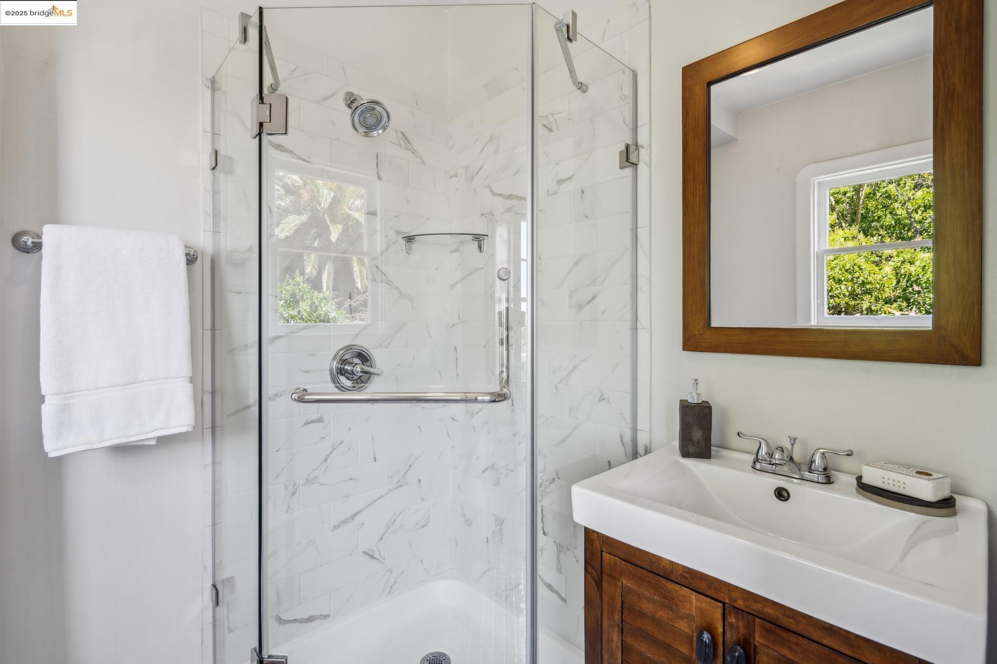 Detail Gallery Image 38 of 59 For 6051 Margarido Dr, Oakland,  CA 94618 - 5 Beds | 5/1 Baths