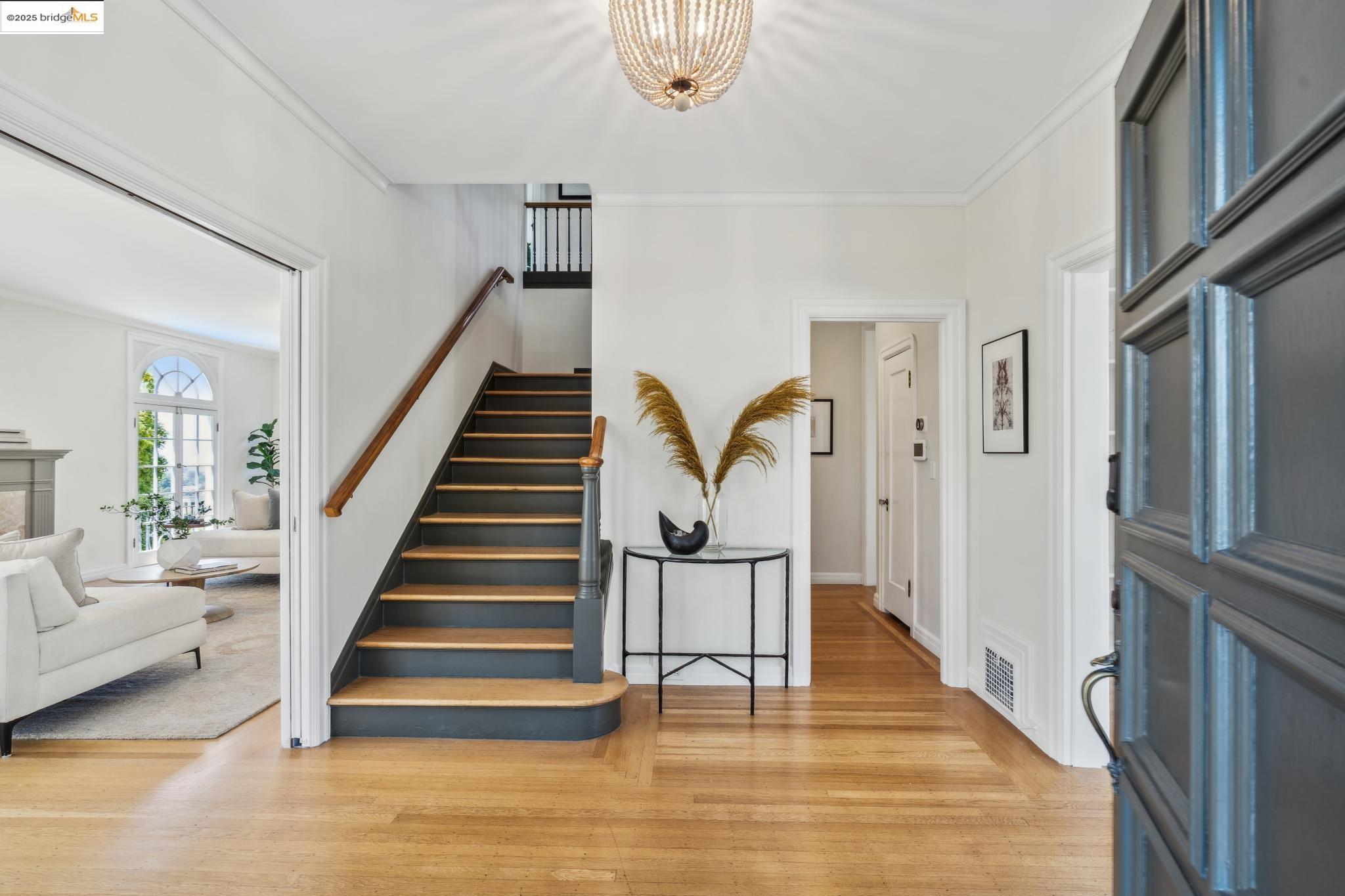 Detail Gallery Image 5 of 59 For 6051 Margarido Dr, Oakland,  CA 94618 - 5 Beds | 5/1 Baths