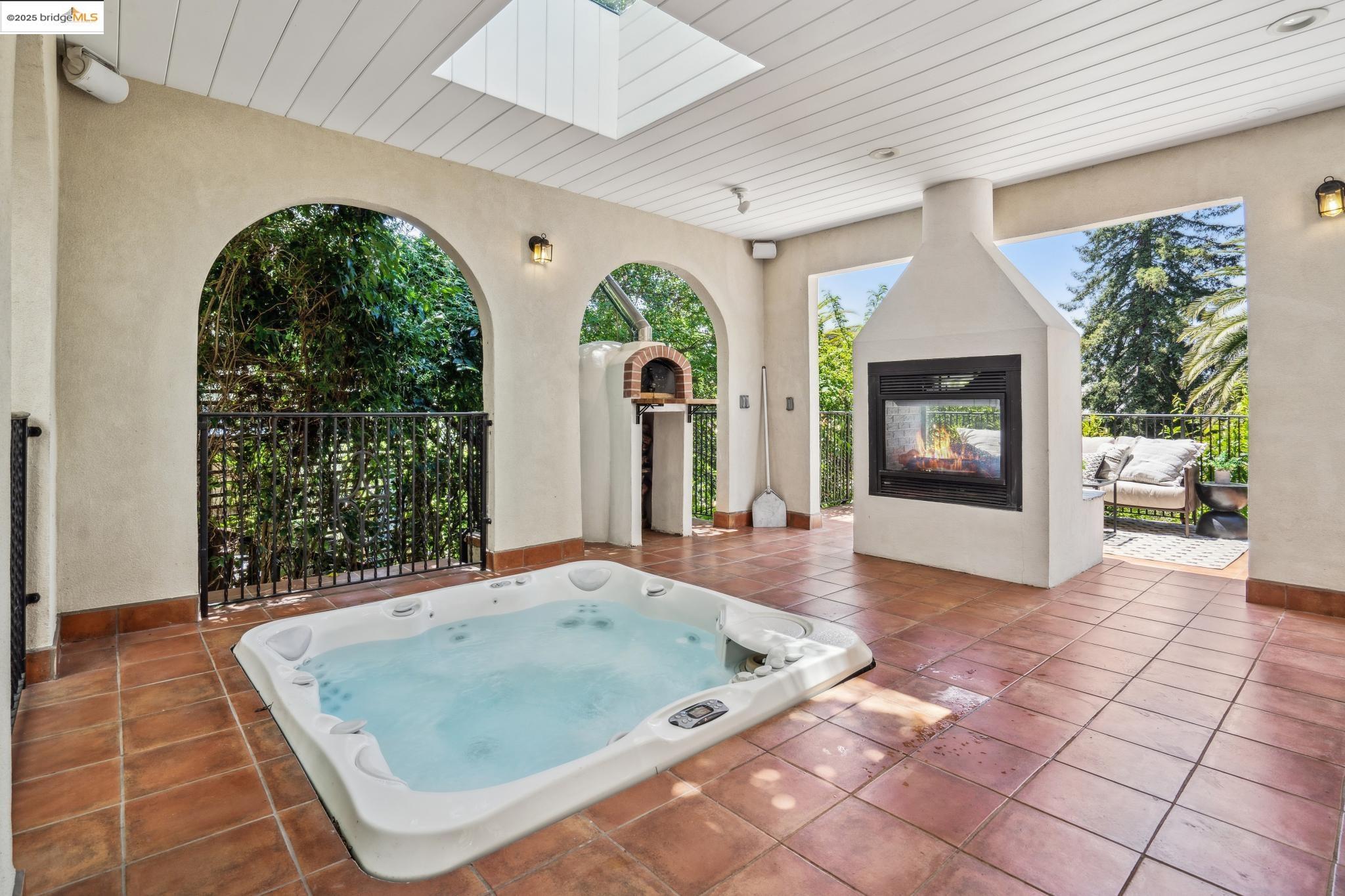 Detail Gallery Image 48 of 59 For 6051 Margarido Dr, Oakland,  CA 94618 - 5 Beds | 5/1 Baths