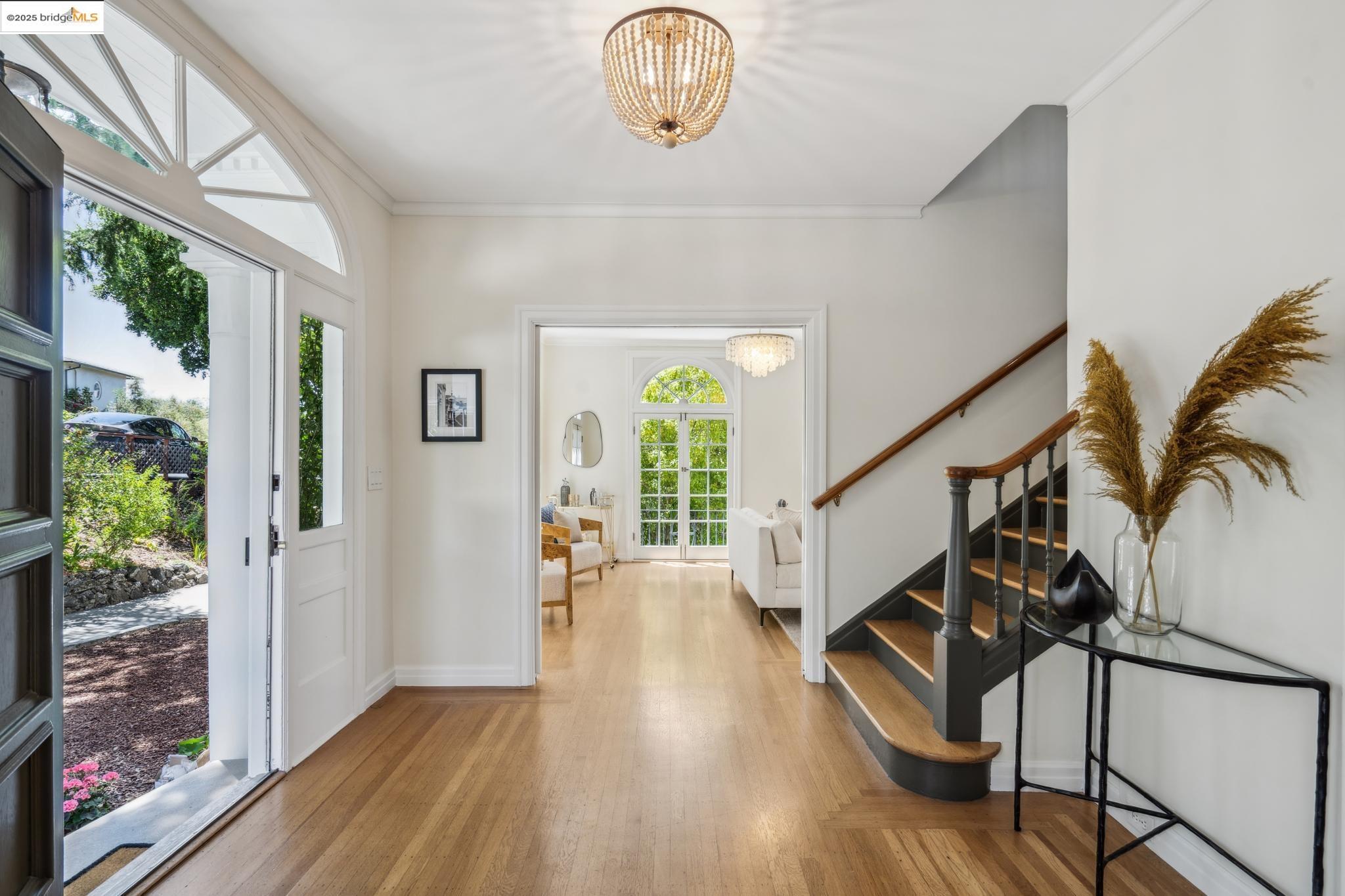 Detail Gallery Image 6 of 59 For 6051 Margarido Dr, Oakland,  CA 94618 - 5 Beds | 5/1 Baths