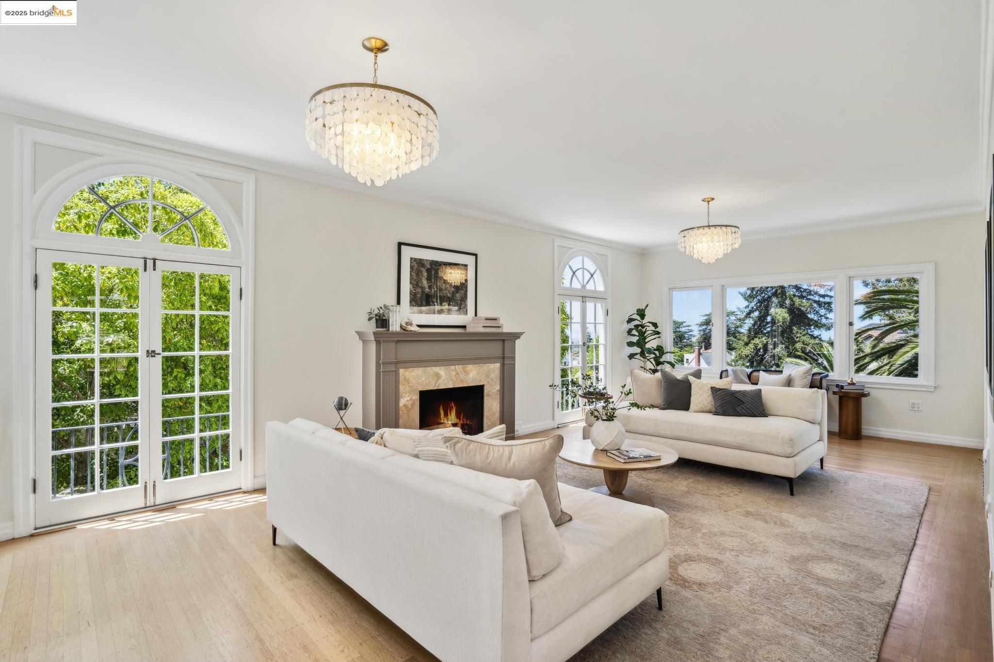 Detail Gallery Image 7 of 59 For 6051 Margarido Dr, Oakland,  CA 94618 - 5 Beds | 5/1 Baths