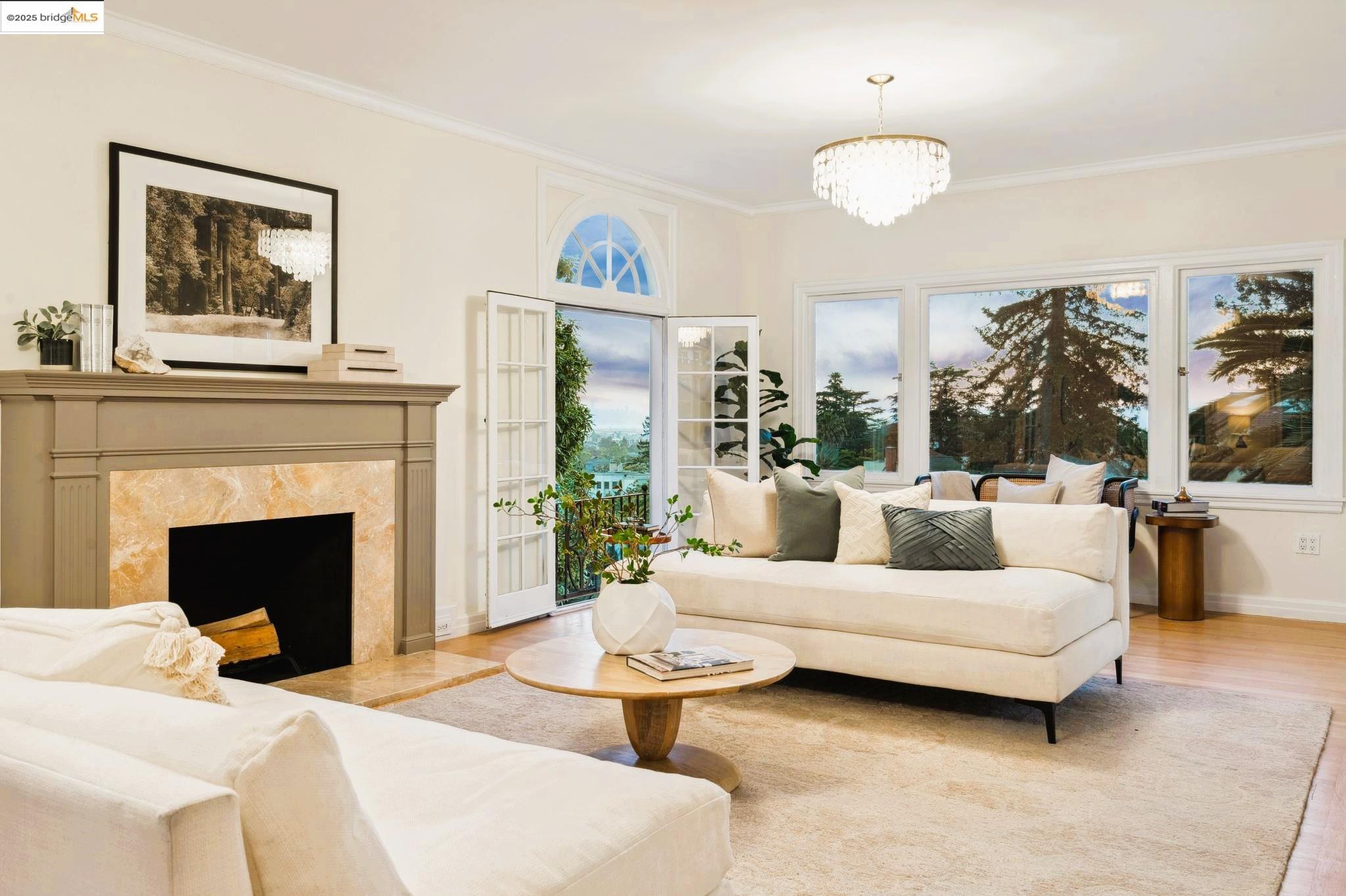 Detail Gallery Image 7 of 49 For 6051 Margarido Dr, Oakland,  CA 94618 - 5 Beds | 5/1 Baths