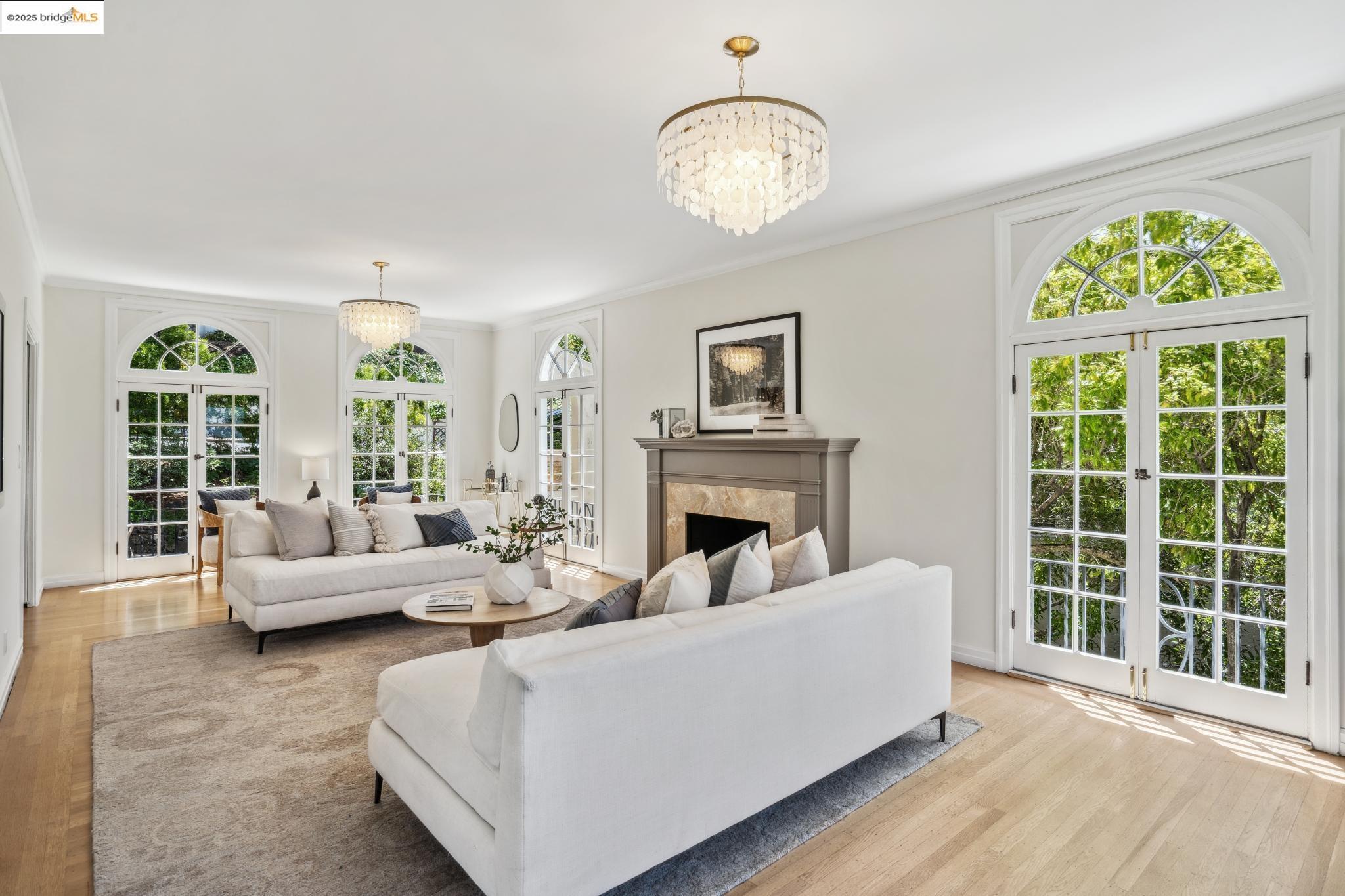 Detail Gallery Image 9 of 49 For 6051 Margarido Dr, Oakland,  CA 94618 - 5 Beds | 5/1 Baths
