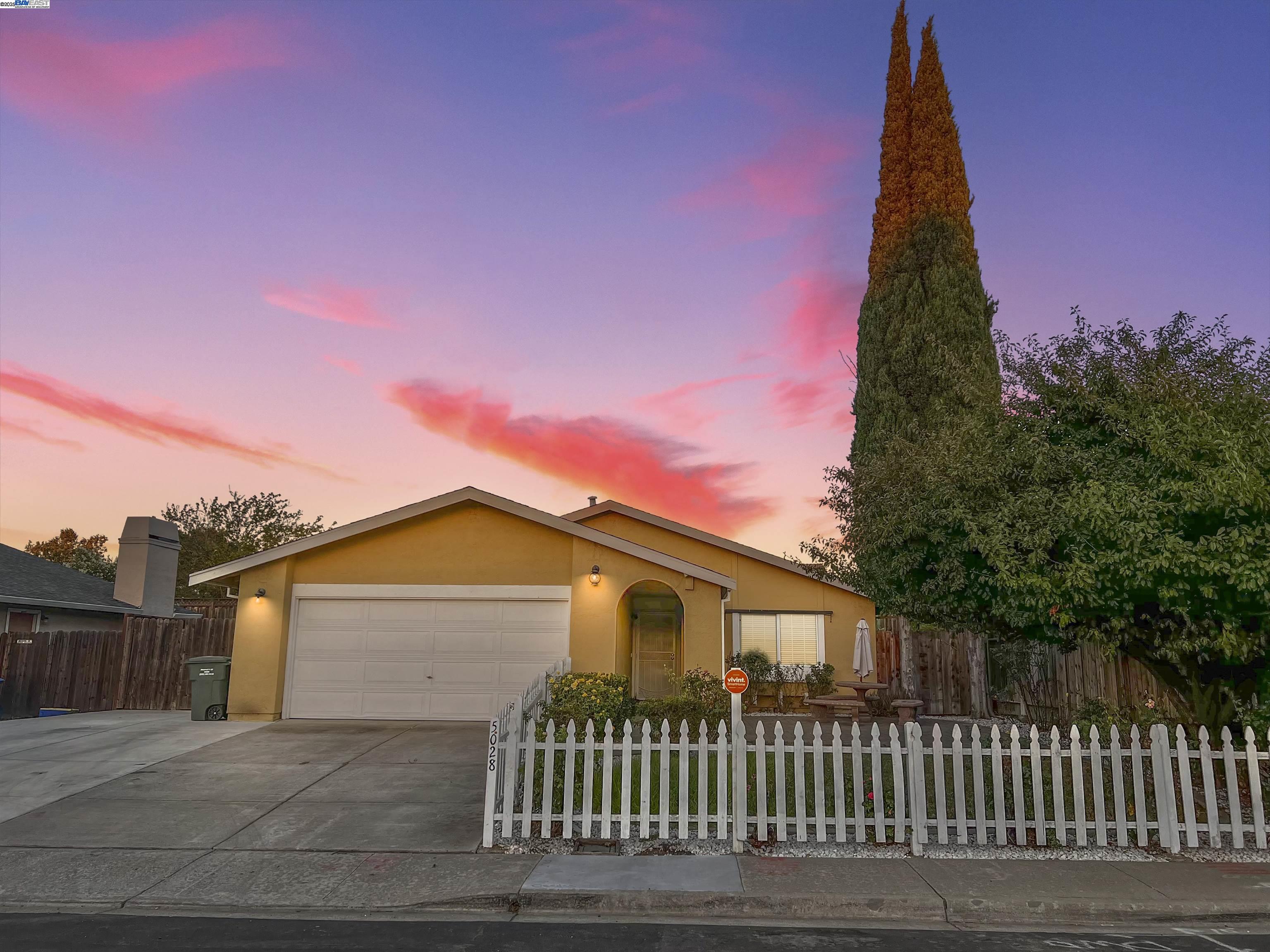 Detail Gallery Image 1 of 1 For 5028 Teakwood Dr, Oakley,  CA 94561 - 4 Beds | 3 Baths