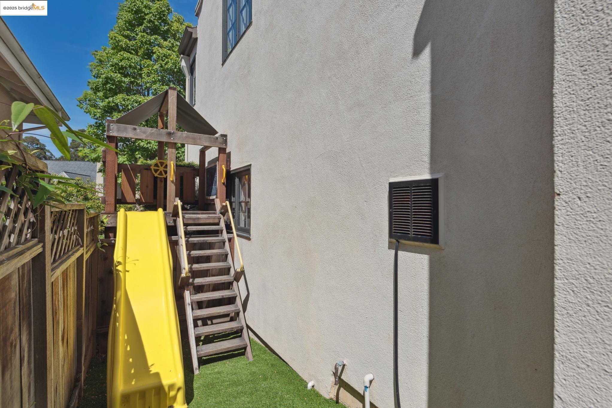 4825 Proctor Ave, Oakland, California 94618, 3 Bedrooms Bedrooms, 6 Rooms Rooms,2 BathroomsBathrooms,Residential,For Sale,4825 Proctor Ave,41097533