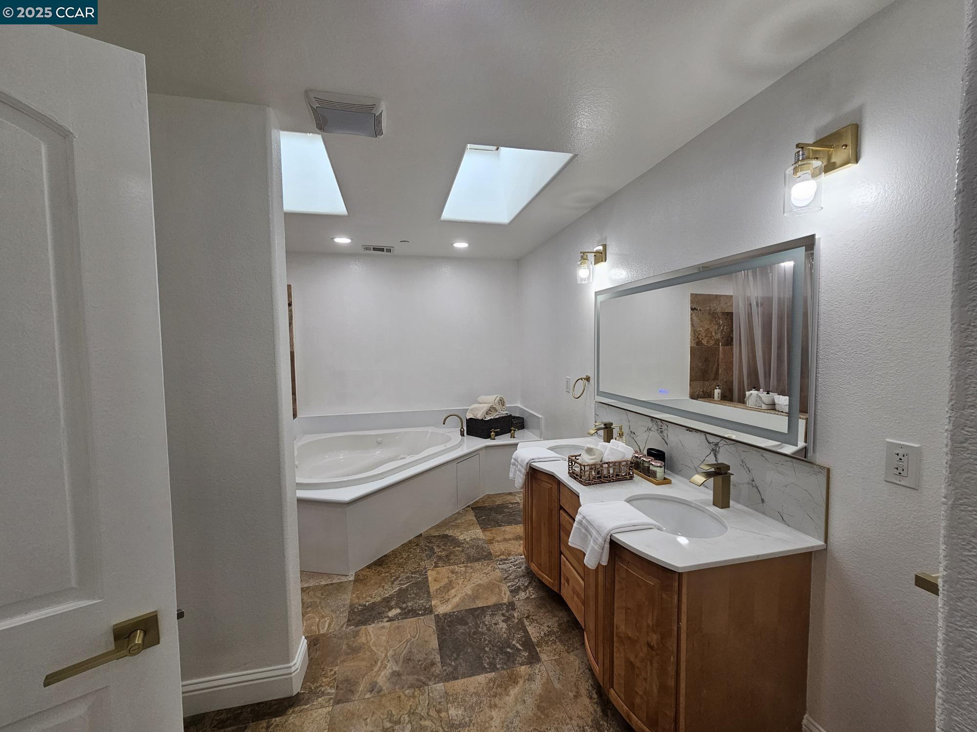 Detail Gallery Image 31 of 51 For 2785 Butters Dr, Oakland,  CA 94602 - 4 Beds | 3/1 Baths
