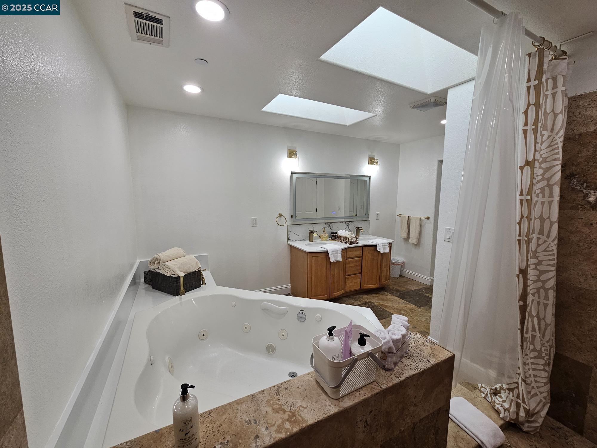 Detail Gallery Image 34 of 51 For 2785 Butters Dr, Oakland,  CA 94602 - 4 Beds | 3/1 Baths
