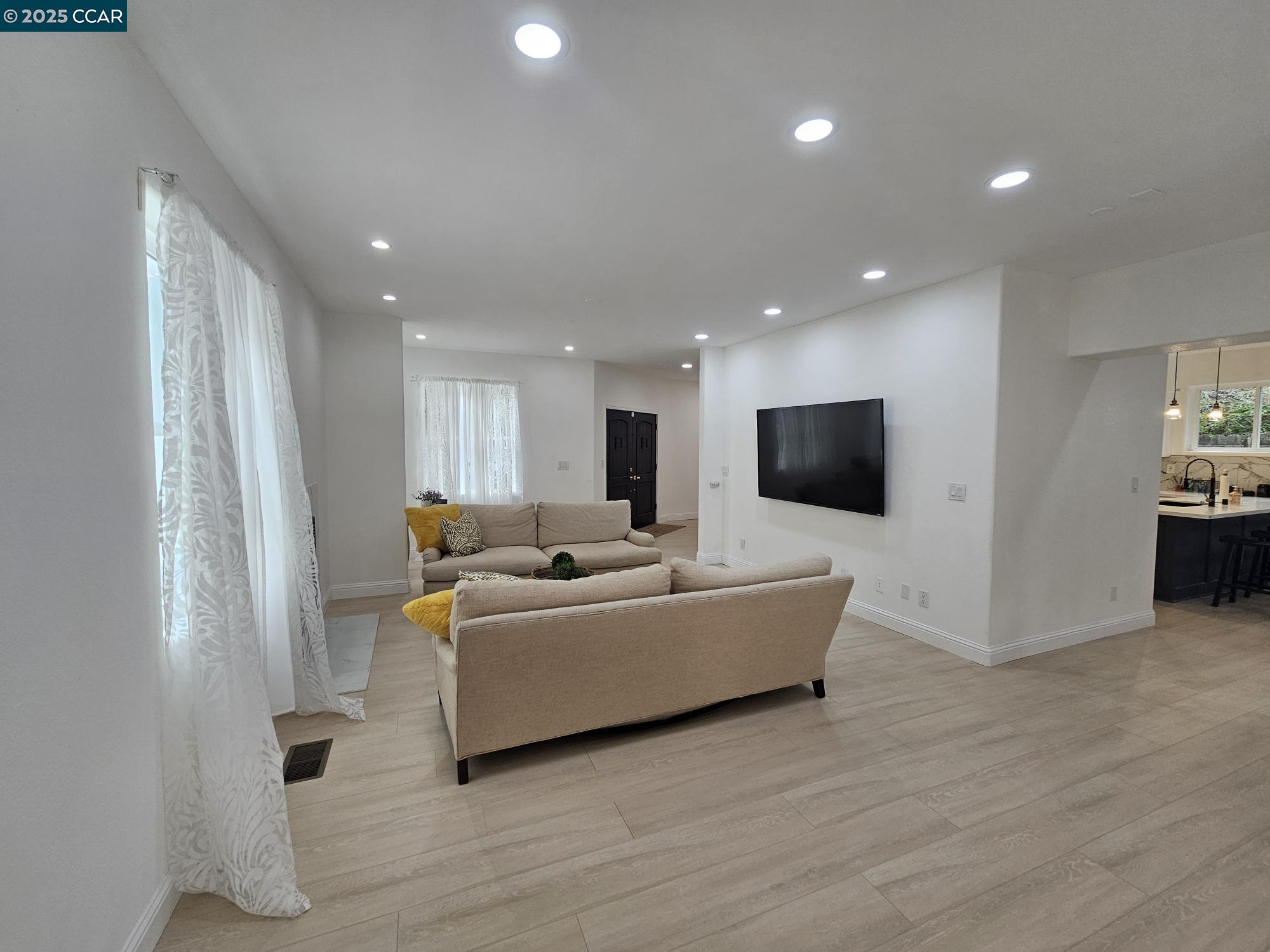 Detail Gallery Image 9 of 51 For 2785 Butters Dr, Oakland,  CA 94602 - 4 Beds | 3/1 Baths