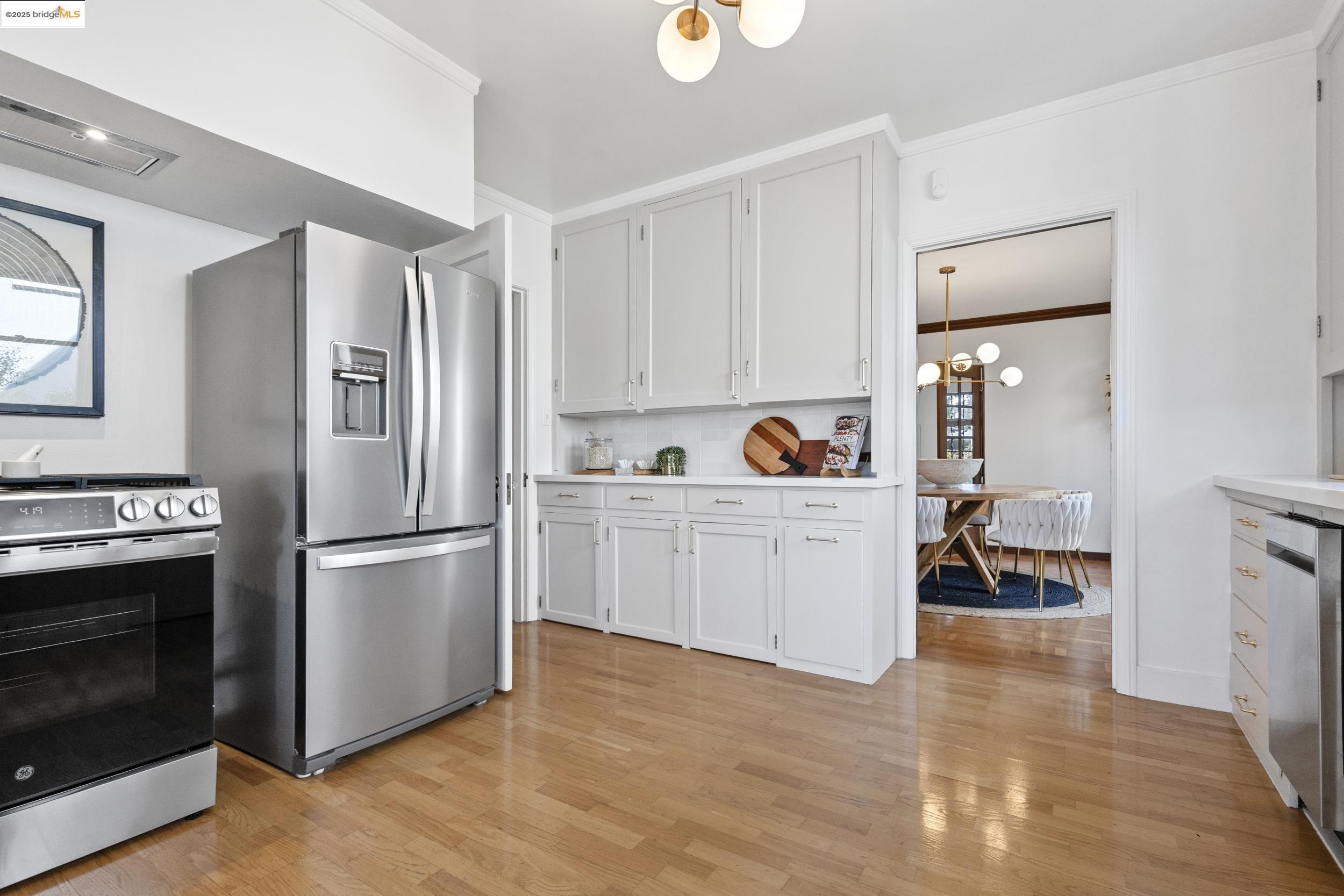 1048 Annerley Rd, Oakland, California 94610, 5 Bedrooms Bedrooms, 7 Rooms Rooms,3 BathroomsBathrooms,Residential,For Sale,1048 Annerley Rd,41097554