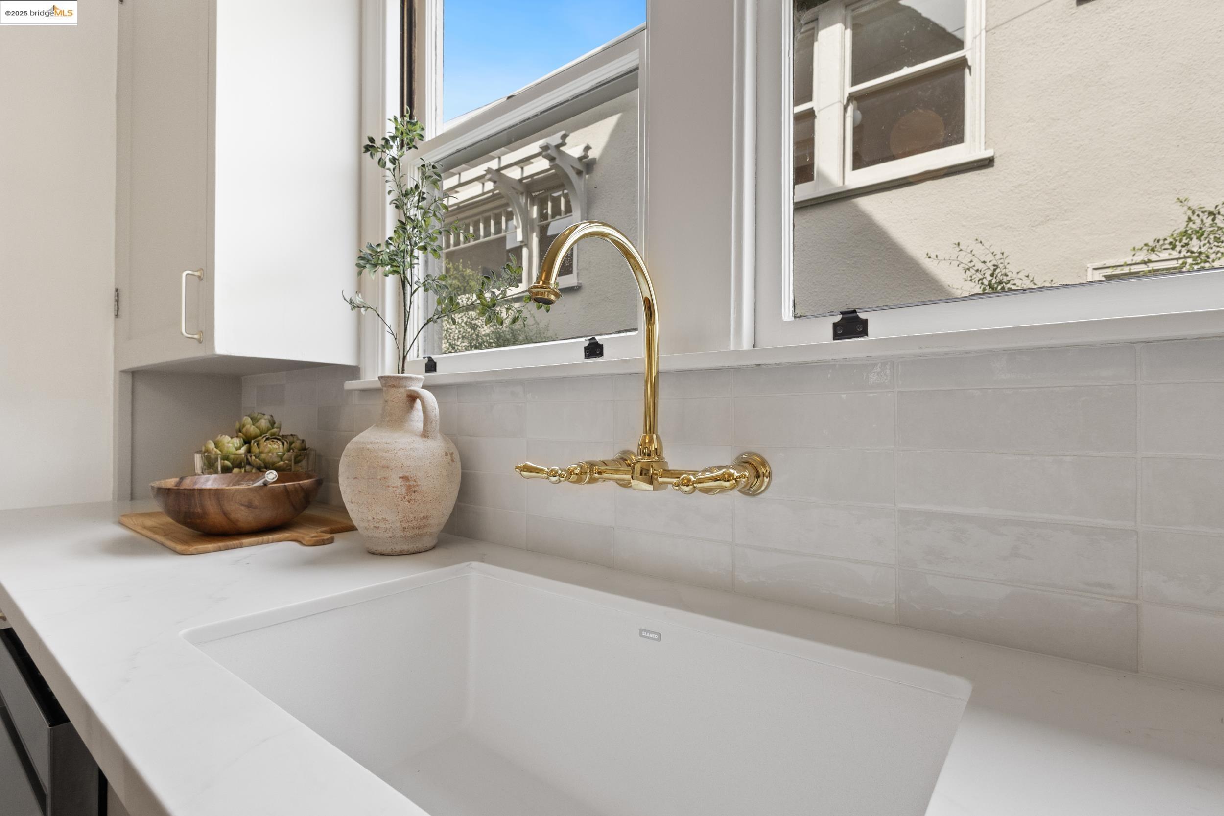 1048 Annerley Rd, Oakland, California 94610, 5 Bedrooms Bedrooms, 7 Rooms Rooms,3 BathroomsBathrooms,Residential,For Sale,1048 Annerley Rd,41097554