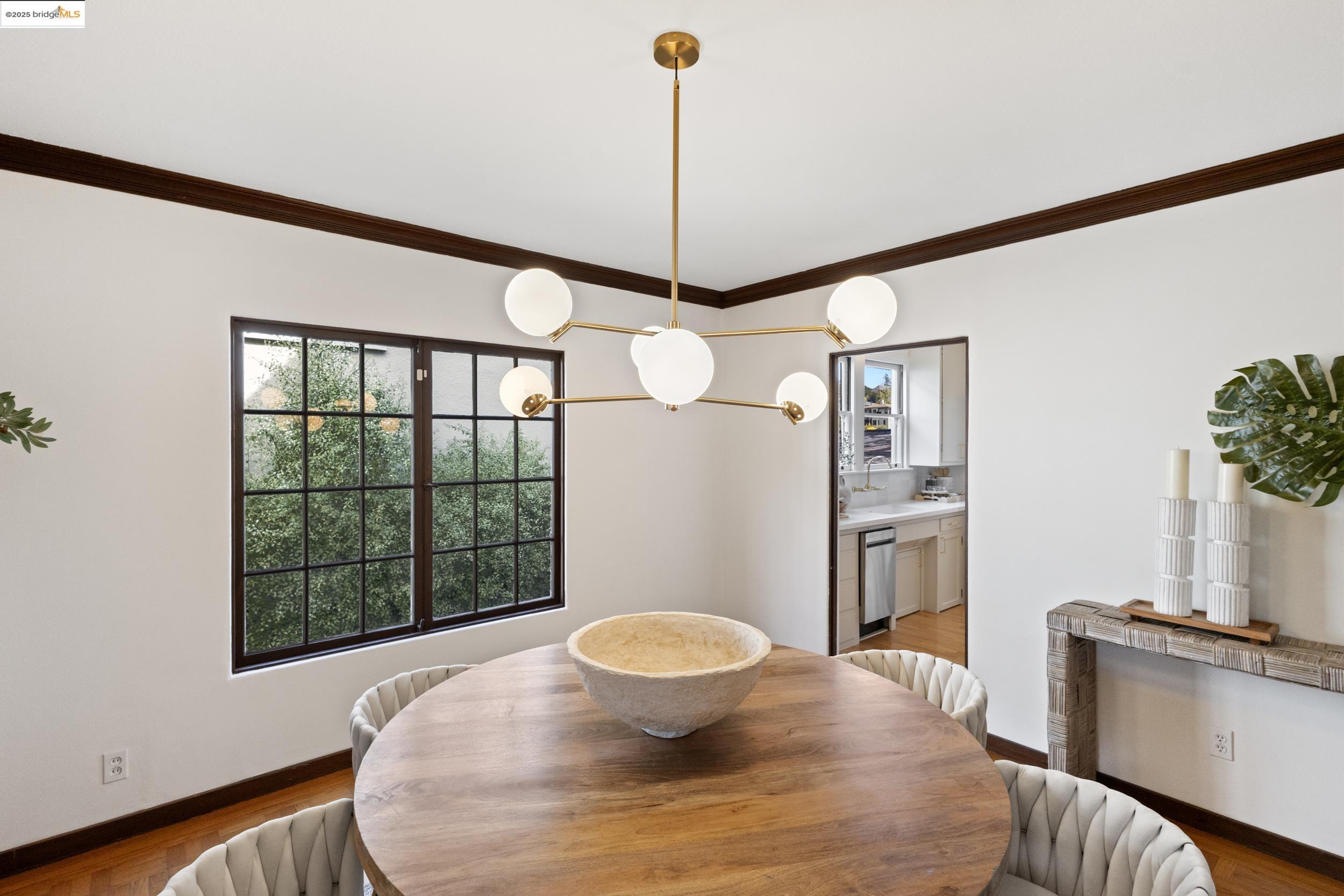 1048 Annerley Rd, Oakland, California 94610, 5 Bedrooms Bedrooms, 7 Rooms Rooms,3 BathroomsBathrooms,Residential,For Sale,1048 Annerley Rd,41097554