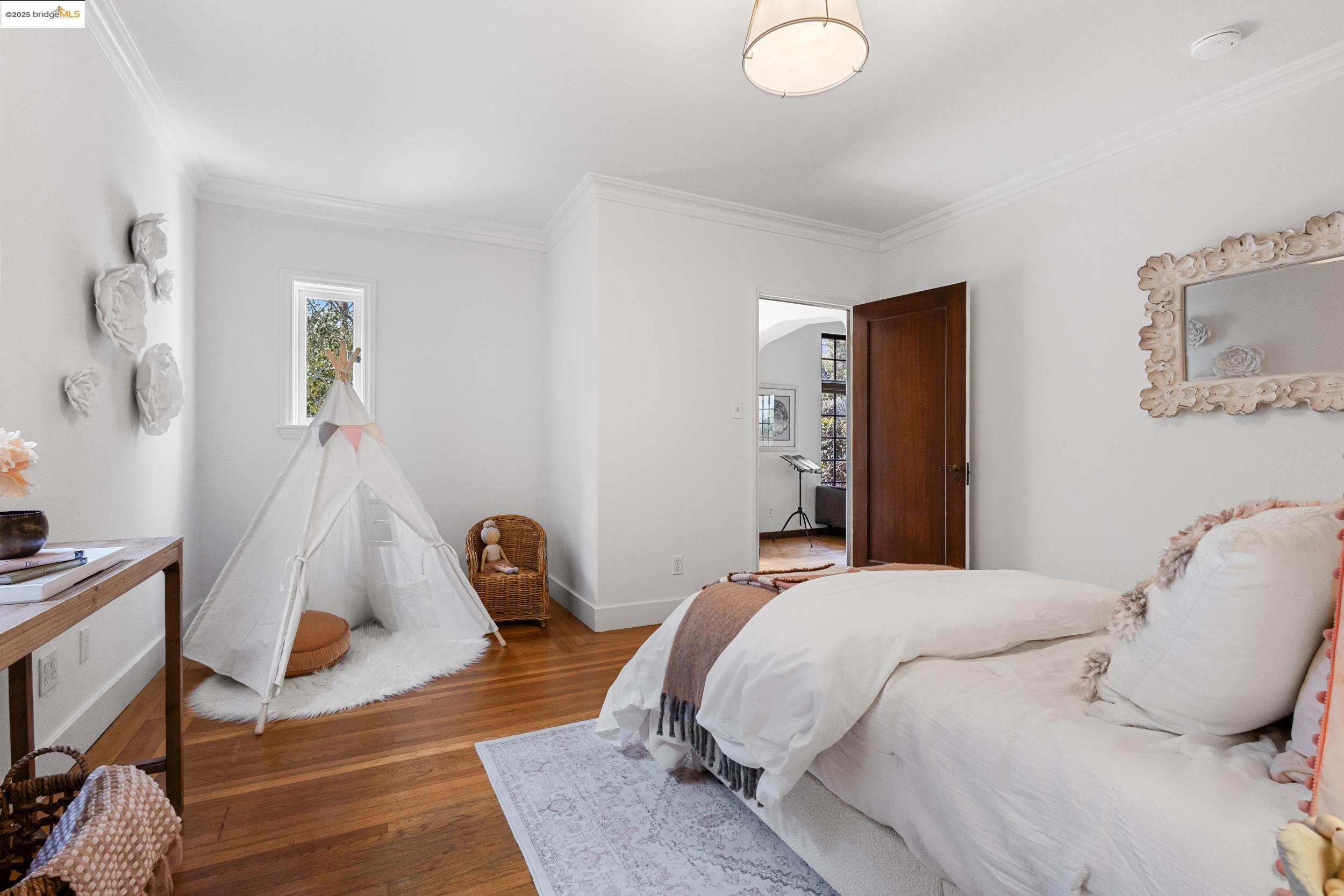 1048 Annerley Rd, Oakland, California 94610, 5 Bedrooms Bedrooms, 7 Rooms Rooms,3 BathroomsBathrooms,Residential,For Sale,1048 Annerley Rd,41097554