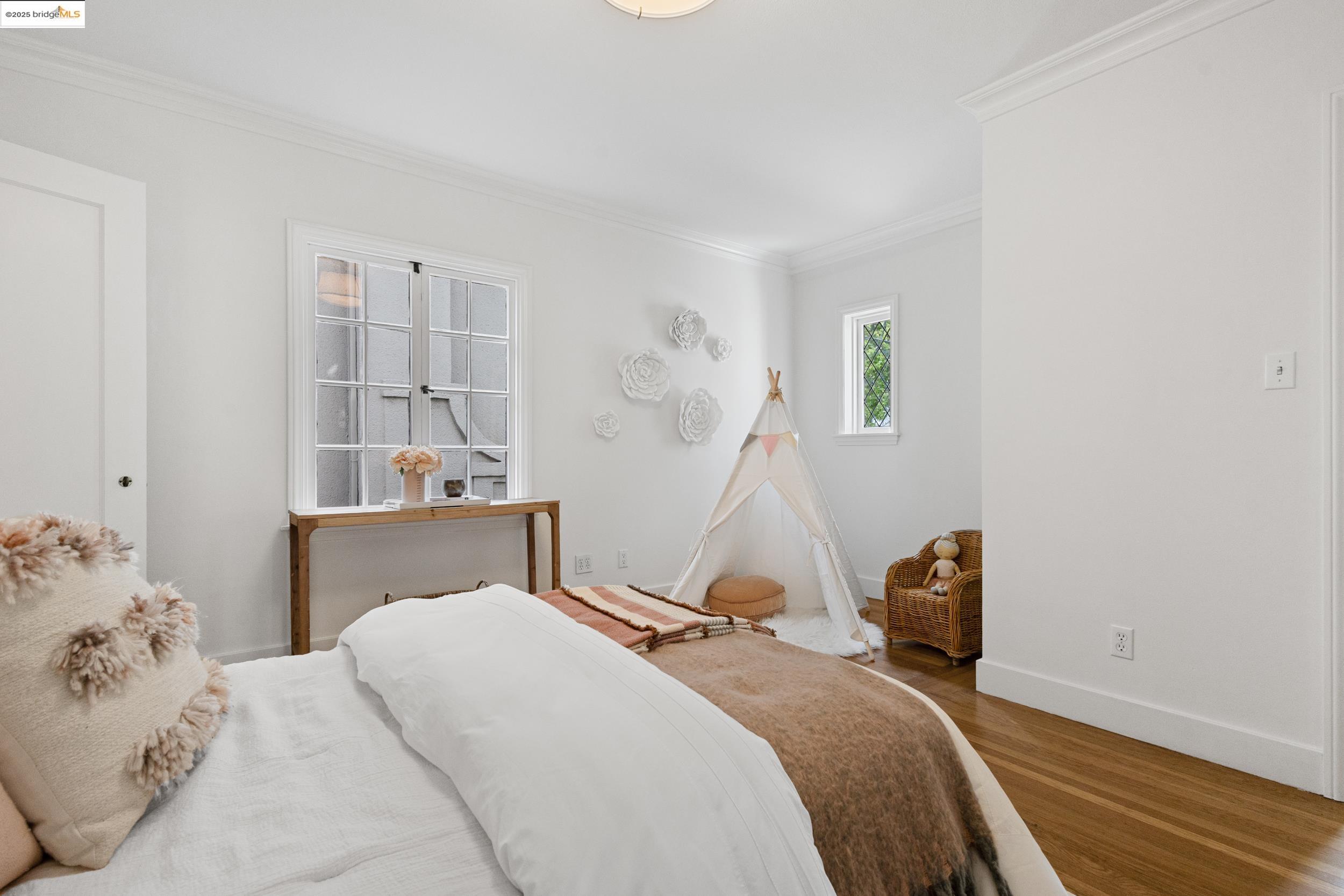 1048 Annerley Rd, Oakland, California 94610, 5 Bedrooms Bedrooms, 7 Rooms Rooms,3 BathroomsBathrooms,Residential,For Sale,1048 Annerley Rd,41097554