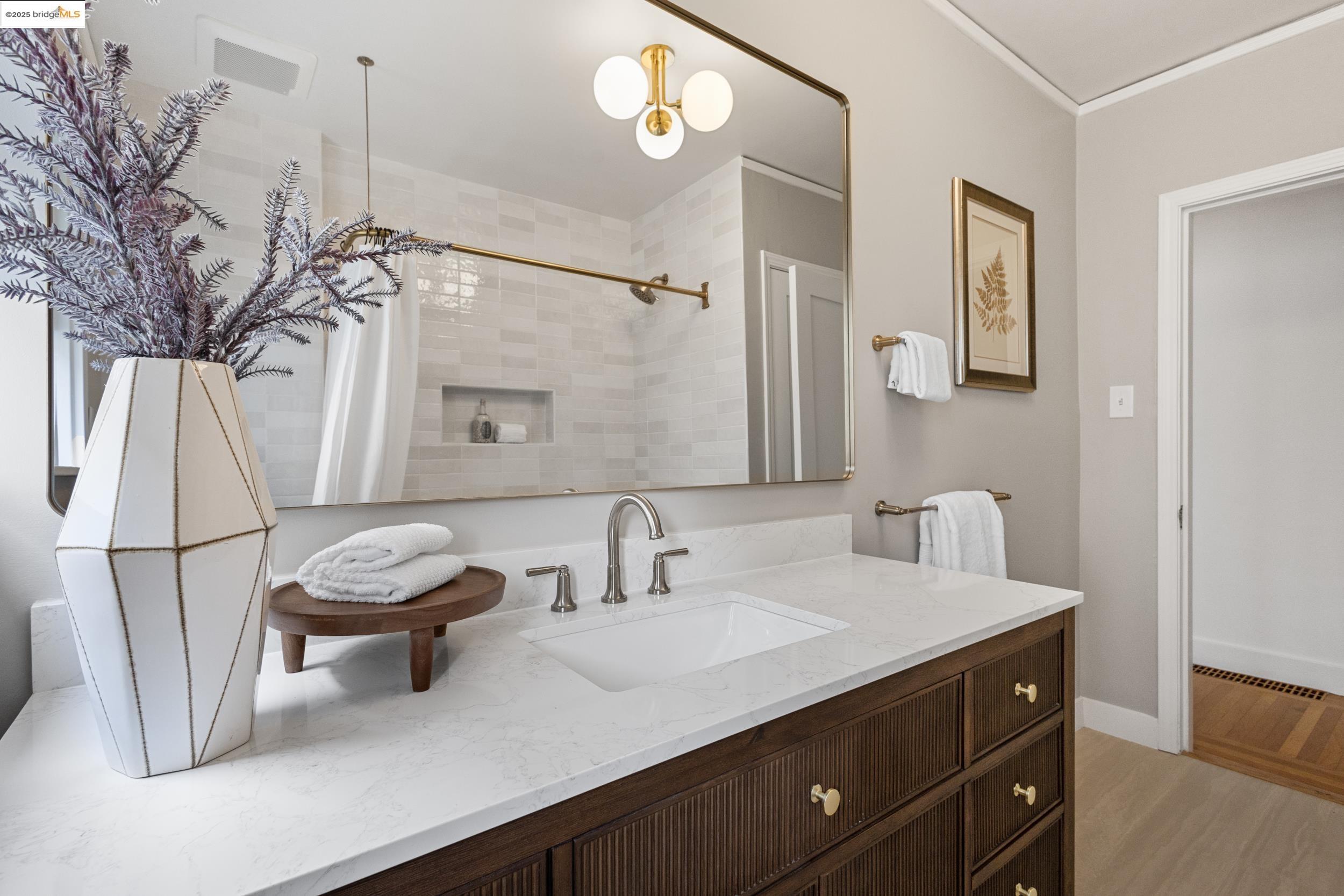 1048 Annerley Rd, Oakland, California 94610, 5 Bedrooms Bedrooms, 7 Rooms Rooms,3 BathroomsBathrooms,Residential,For Sale,1048 Annerley Rd,41097554