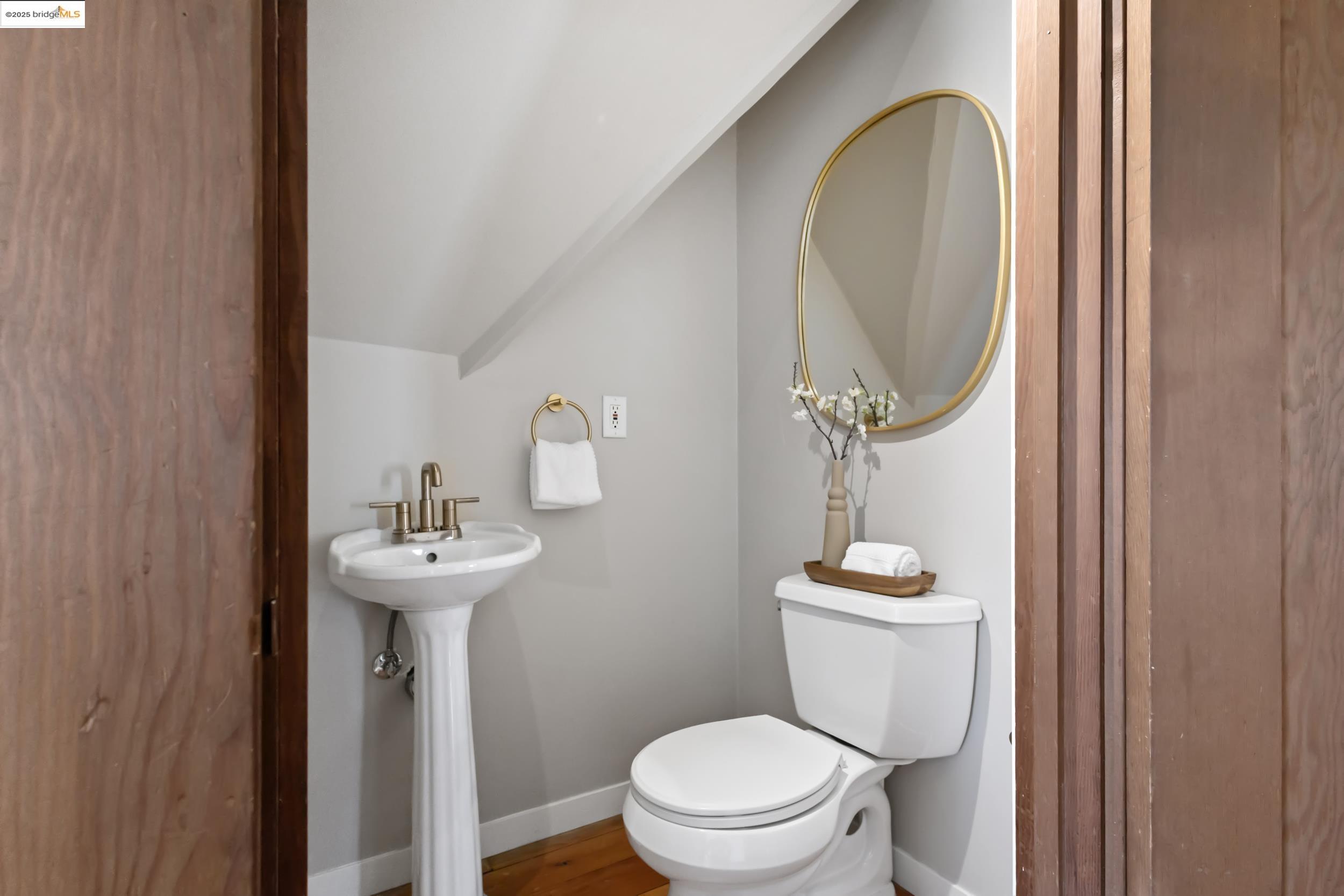 1048 Annerley Rd, Oakland, California 94610, 5 Bedrooms Bedrooms, 7 Rooms Rooms,3 BathroomsBathrooms,Residential,For Sale,1048 Annerley Rd,41097554