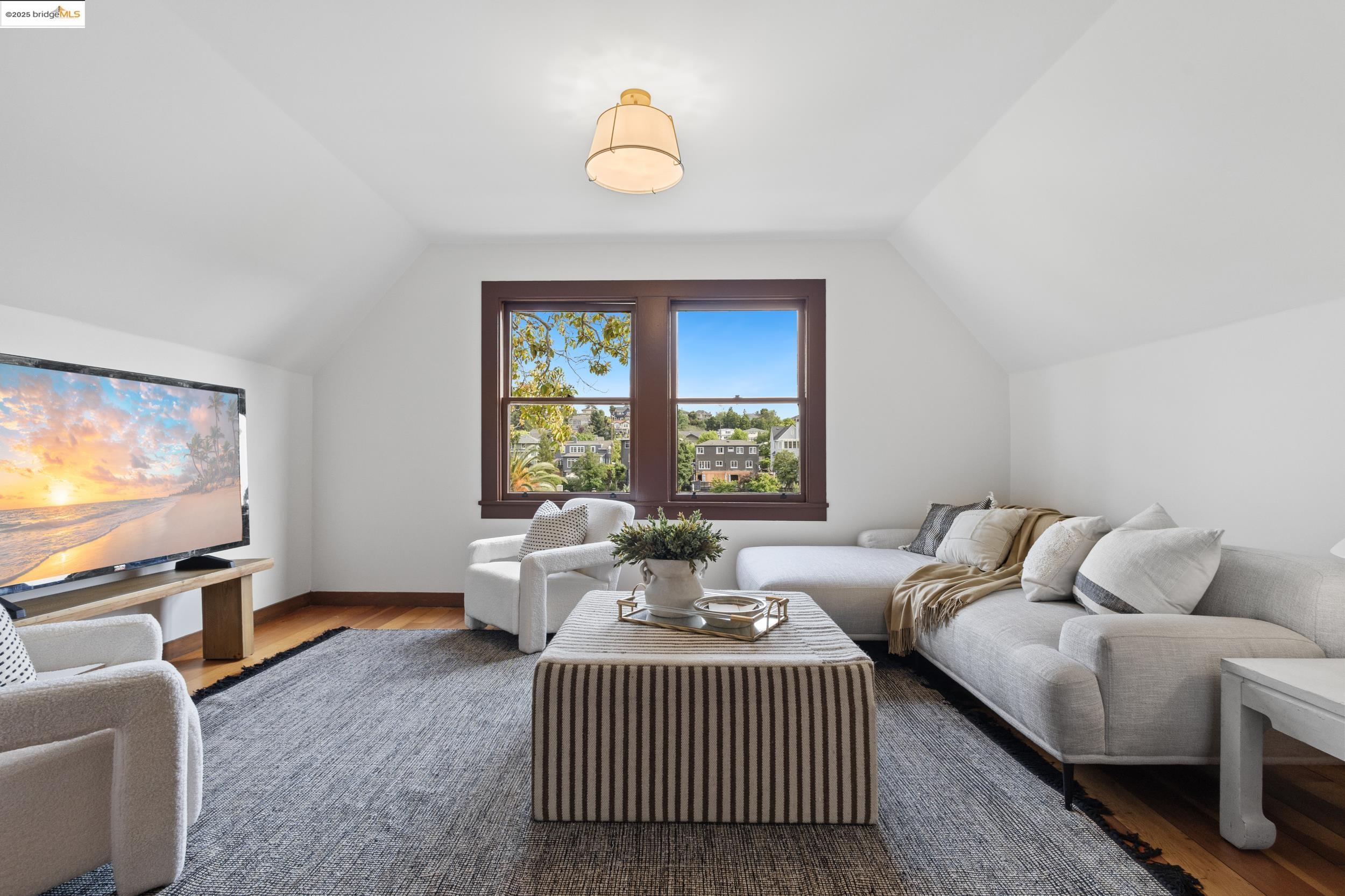 1048 Annerley Rd, Oakland, California 94610, 5 Bedrooms Bedrooms, 7 Rooms Rooms,3 BathroomsBathrooms,Residential,For Sale,1048 Annerley Rd,41097554