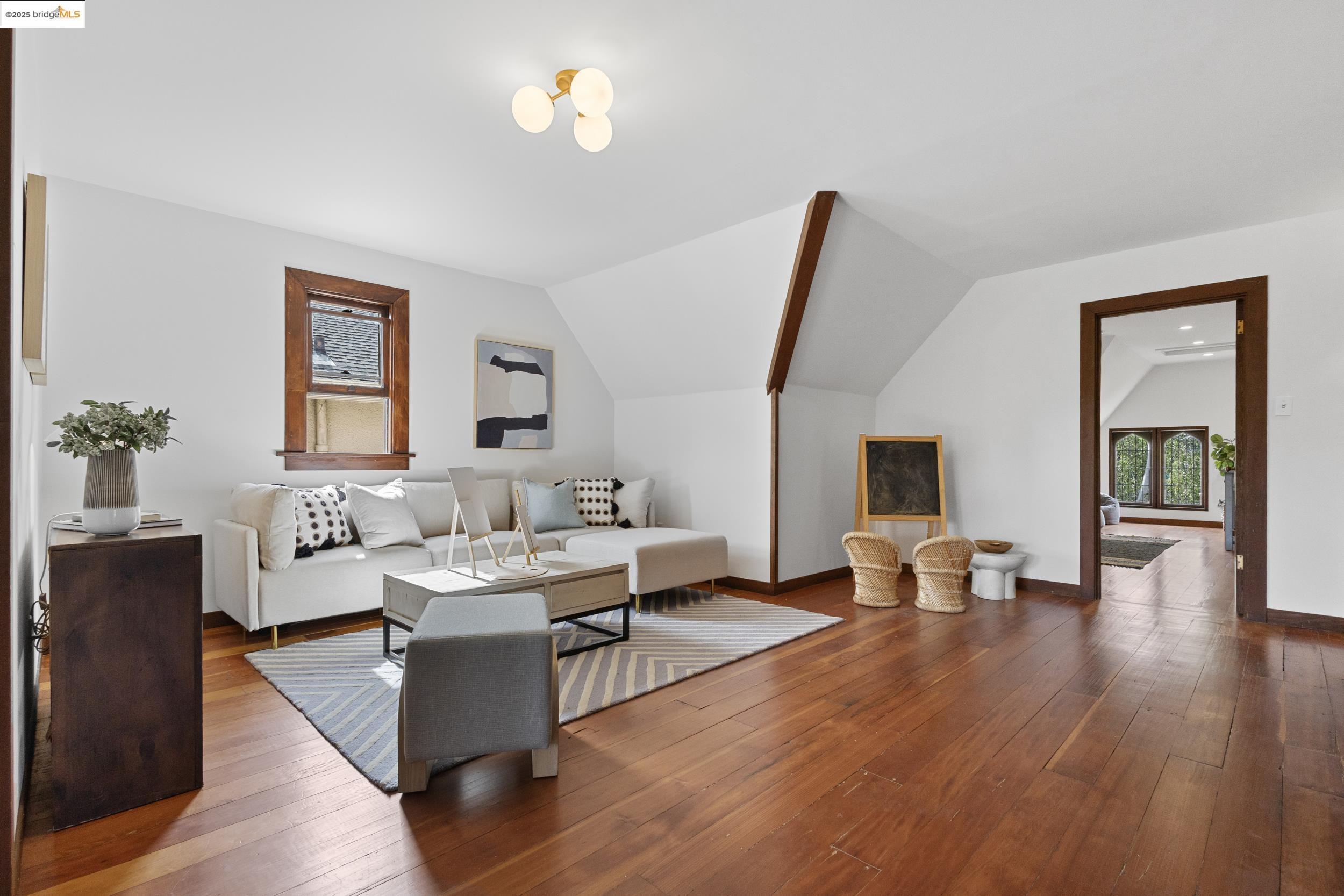 1048 Annerley Rd, Oakland, California 94610, 5 Bedrooms Bedrooms, 7 Rooms Rooms,3 BathroomsBathrooms,Residential,For Sale,1048 Annerley Rd,41097554