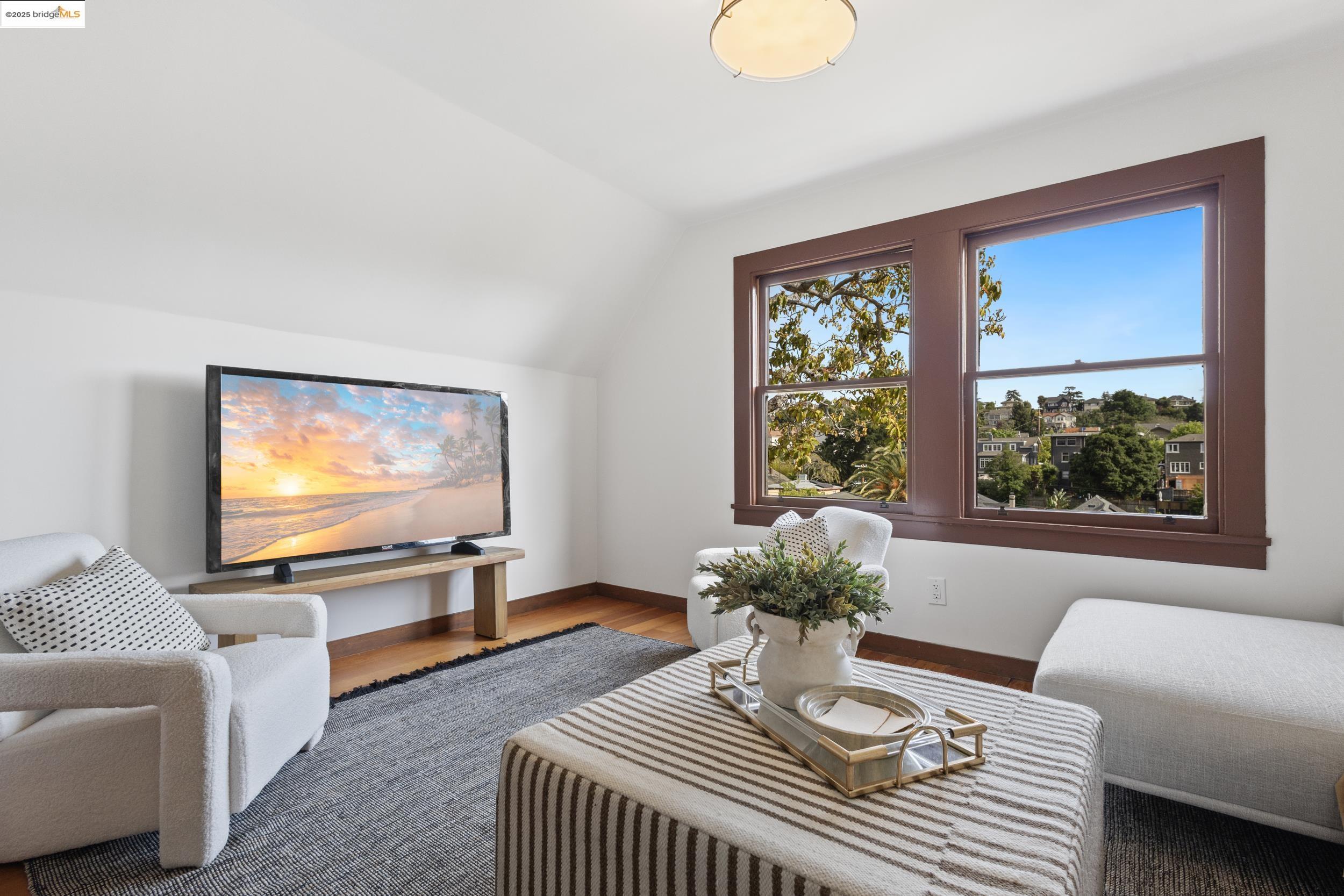 1048 Annerley Rd, Oakland, California 94610, 5 Bedrooms Bedrooms, 7 Rooms Rooms,3 BathroomsBathrooms,Residential,For Sale,1048 Annerley Rd,41097554
