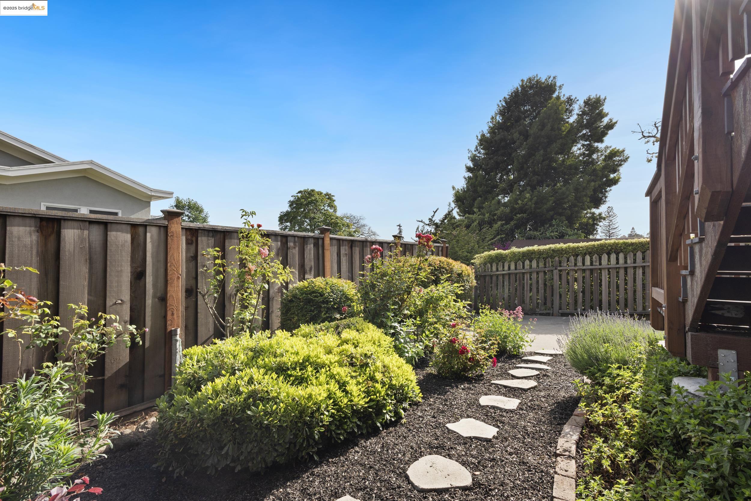1048 Annerley Rd, Oakland, California 94610, 5 Bedrooms Bedrooms, 7 Rooms Rooms,3 BathroomsBathrooms,Residential,For Sale,1048 Annerley Rd,41097554