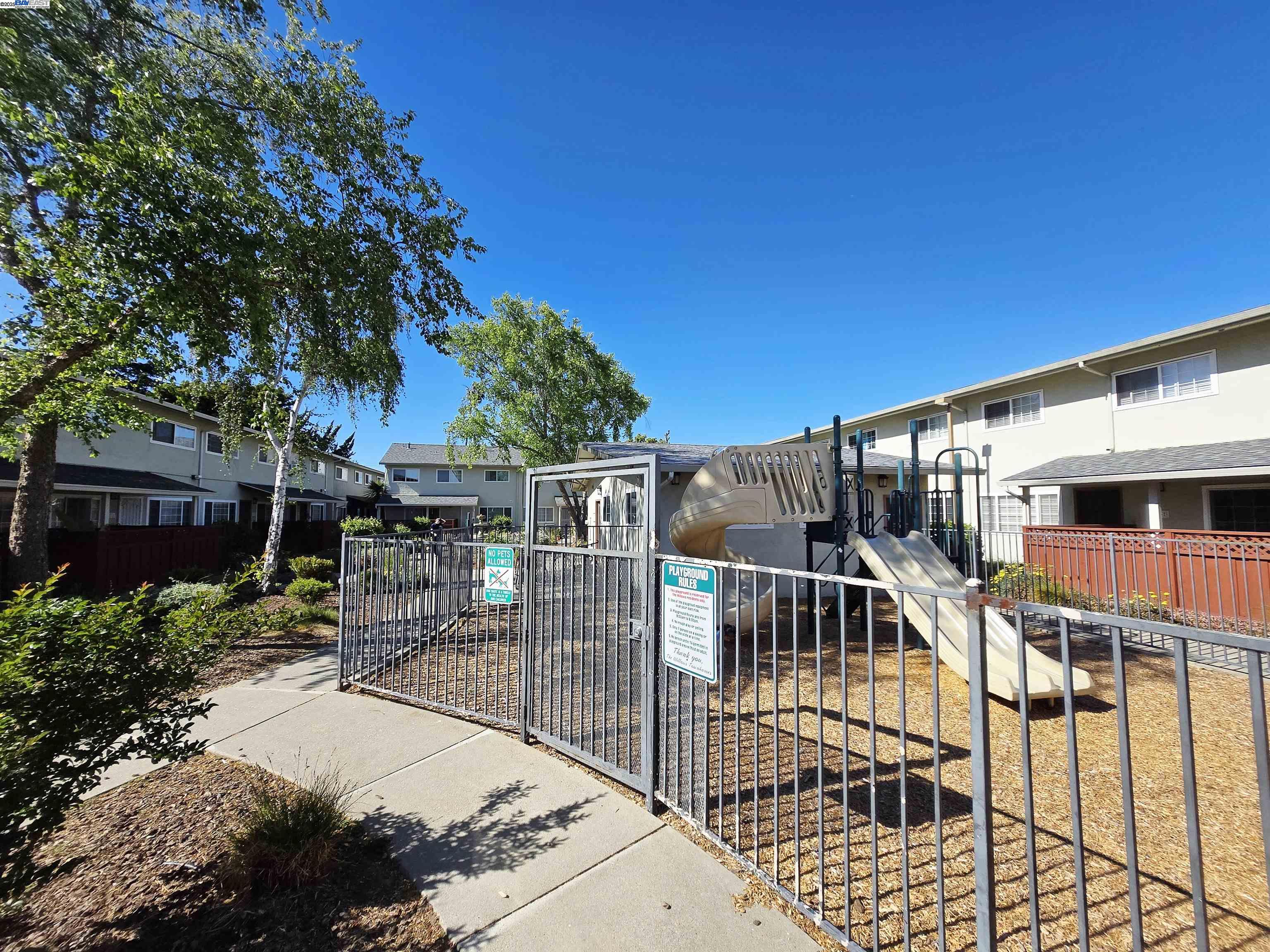 Detail Gallery Image 22 of 24 For 670 Fargo Ave #2,  San Leandro,  CA 94579 - 3 Beds | 2/1 Baths