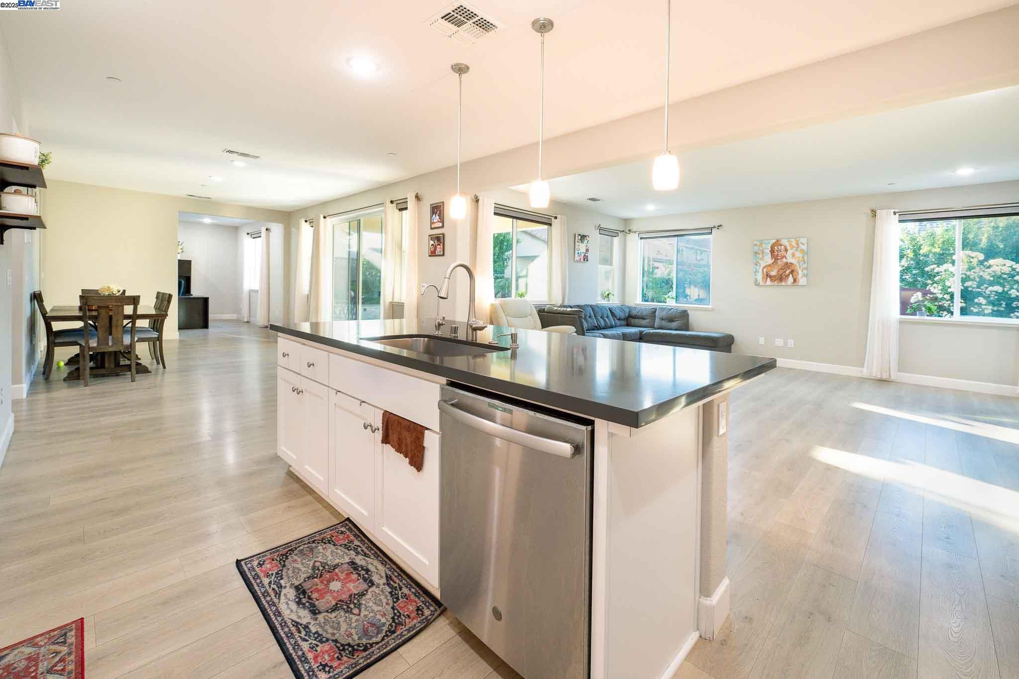 Detail Gallery Image 12 of 56 For 625 W Warren Dr, Mountain House,  CA 95391 - 4 Beds | 3/1 Baths