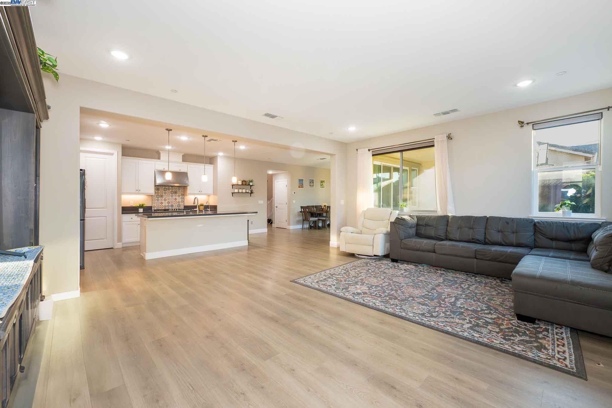 Detail Gallery Image 19 of 56 For 625 W Warren Dr, Mountain House,  CA 95391 - 4 Beds | 3/1 Baths