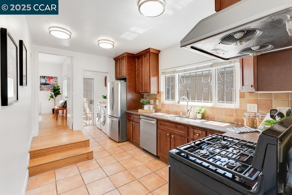 Detail Gallery Image 11 of 20 For 2154 35th Ave, Oakland,  CA 94601 - 2 Beds | 2 Baths