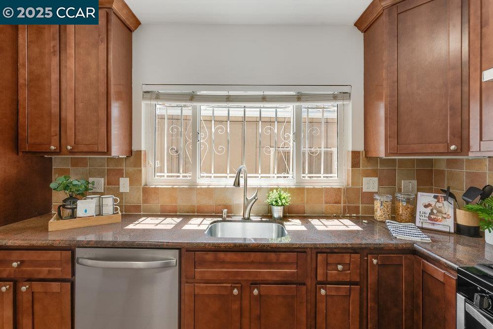 Detail Gallery Image 12 of 20 For 2154 35th Ave, Oakland,  CA 94601 - 2 Beds | 2 Baths
