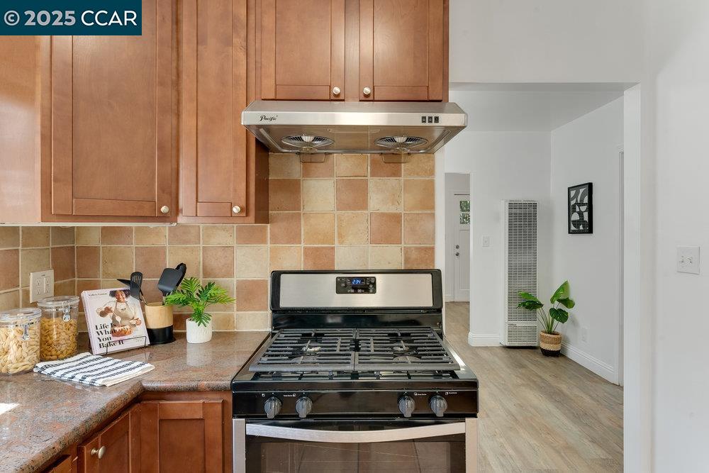 Detail Gallery Image 13 of 20 For 2154 35th Ave, Oakland,  CA 94601 - 2 Beds | 2 Baths
