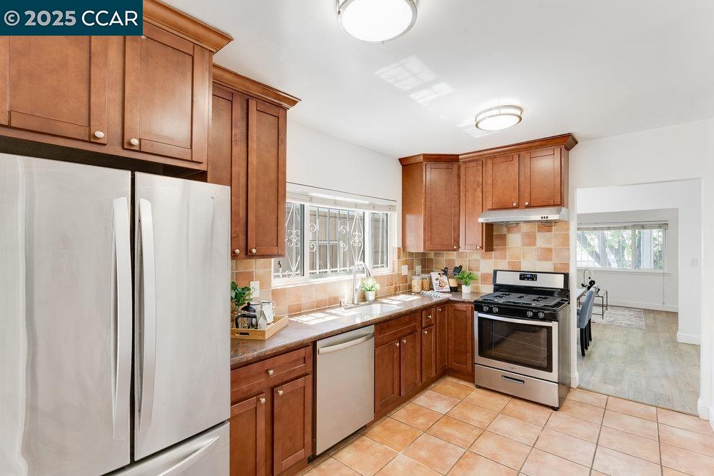 Detail Gallery Image 14 of 20 For 2154 35th Ave, Oakland,  CA 94601 - 2 Beds | 2 Baths