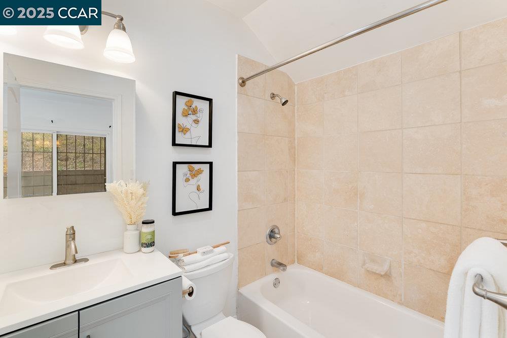 Detail Gallery Image 17 of 20 For 2154 35th Ave, Oakland,  CA 94601 - 2 Beds | 2 Baths