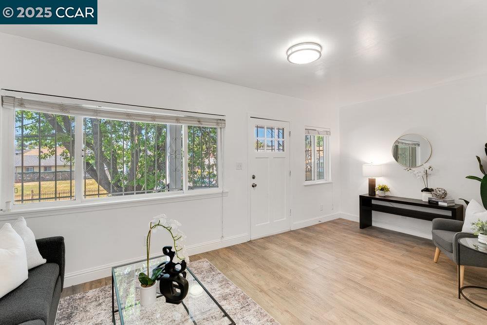 Detail Gallery Image 4 of 20 For 2154 35th Ave, Oakland,  CA 94601 - 2 Beds | 2 Baths