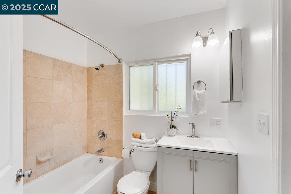 Detail Gallery Image 8 of 20 For 2154 35th Ave, Oakland,  CA 94601 - 2 Beds | 2 Baths