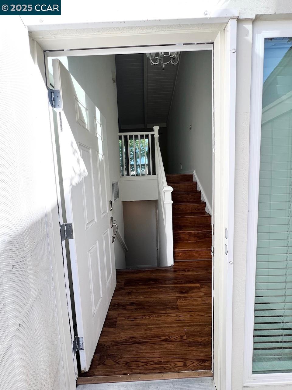 Detail Gallery Image 3 of 33 For 438 Ridgeview Dr, Pleasant Hill,  CA 94523 - 2 Beds | 1/1 Baths