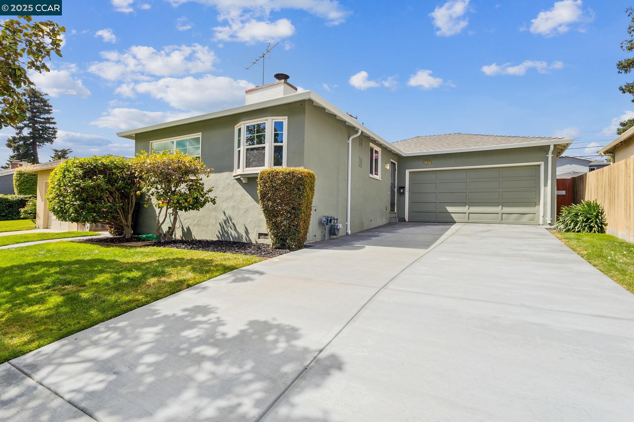 Detail Gallery Image 1 of 41 For 2410 Alameda De Las Pulgas, San Mateo,  CA 94403 - 2 Beds | 1 Baths