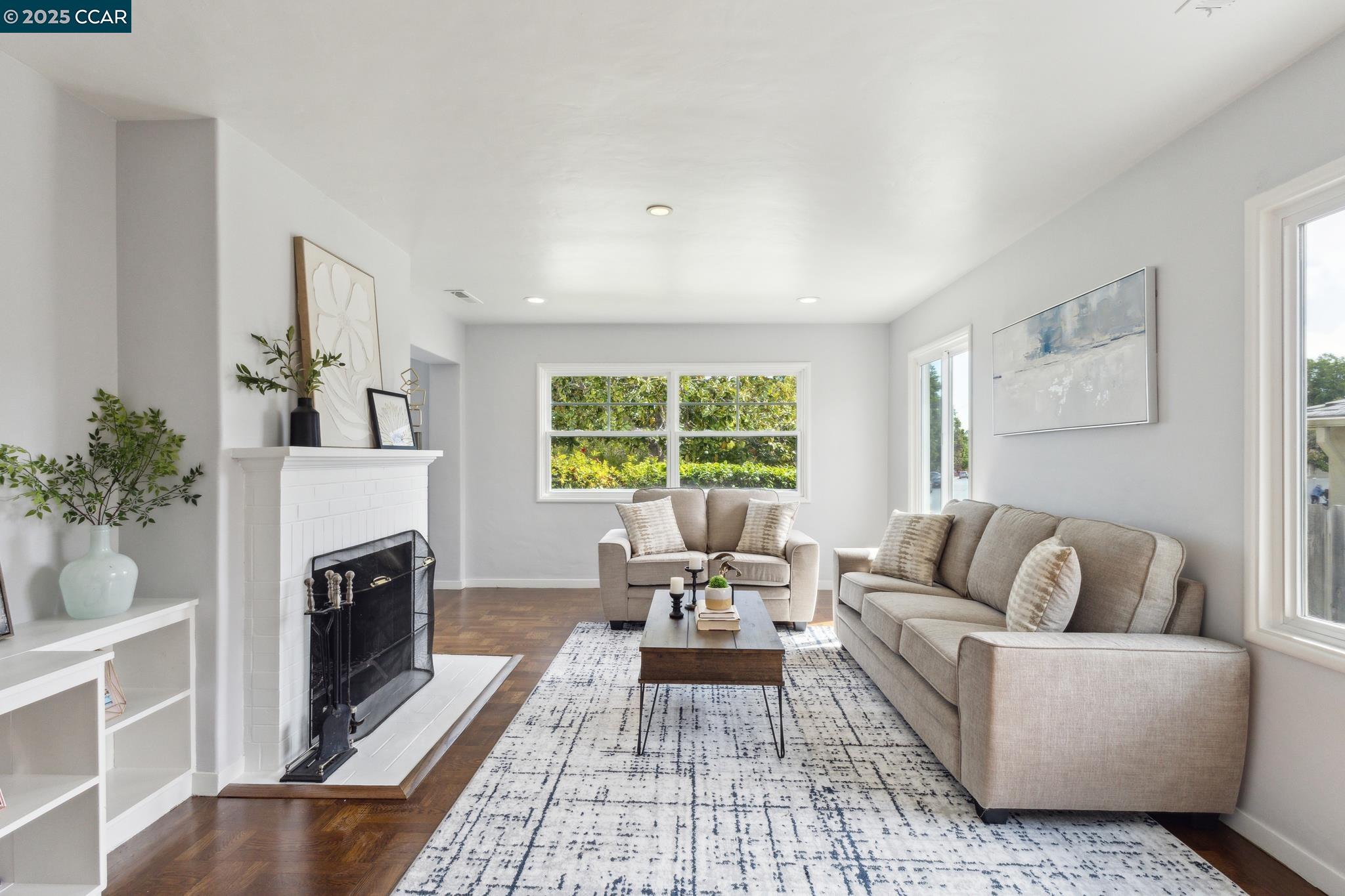 Detail Gallery Image 2 of 41 For 2410 Alameda De Las Pulgas, San Mateo,  CA 94403 - 2 Beds | 1 Baths