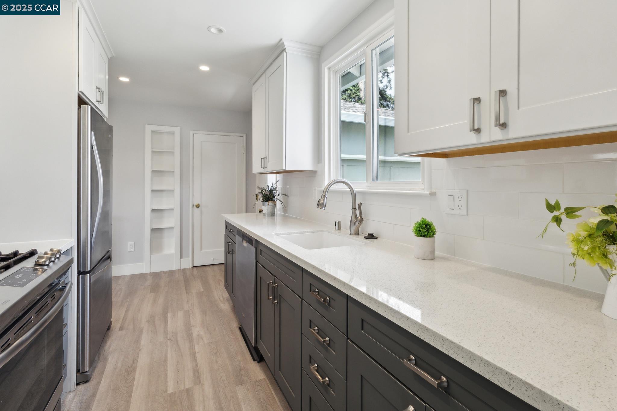 Detail Gallery Image 11 of 41 For 2410 Alameda De Las Pulgas, San Mateo,  CA 94403 - 2 Beds | 1 Baths