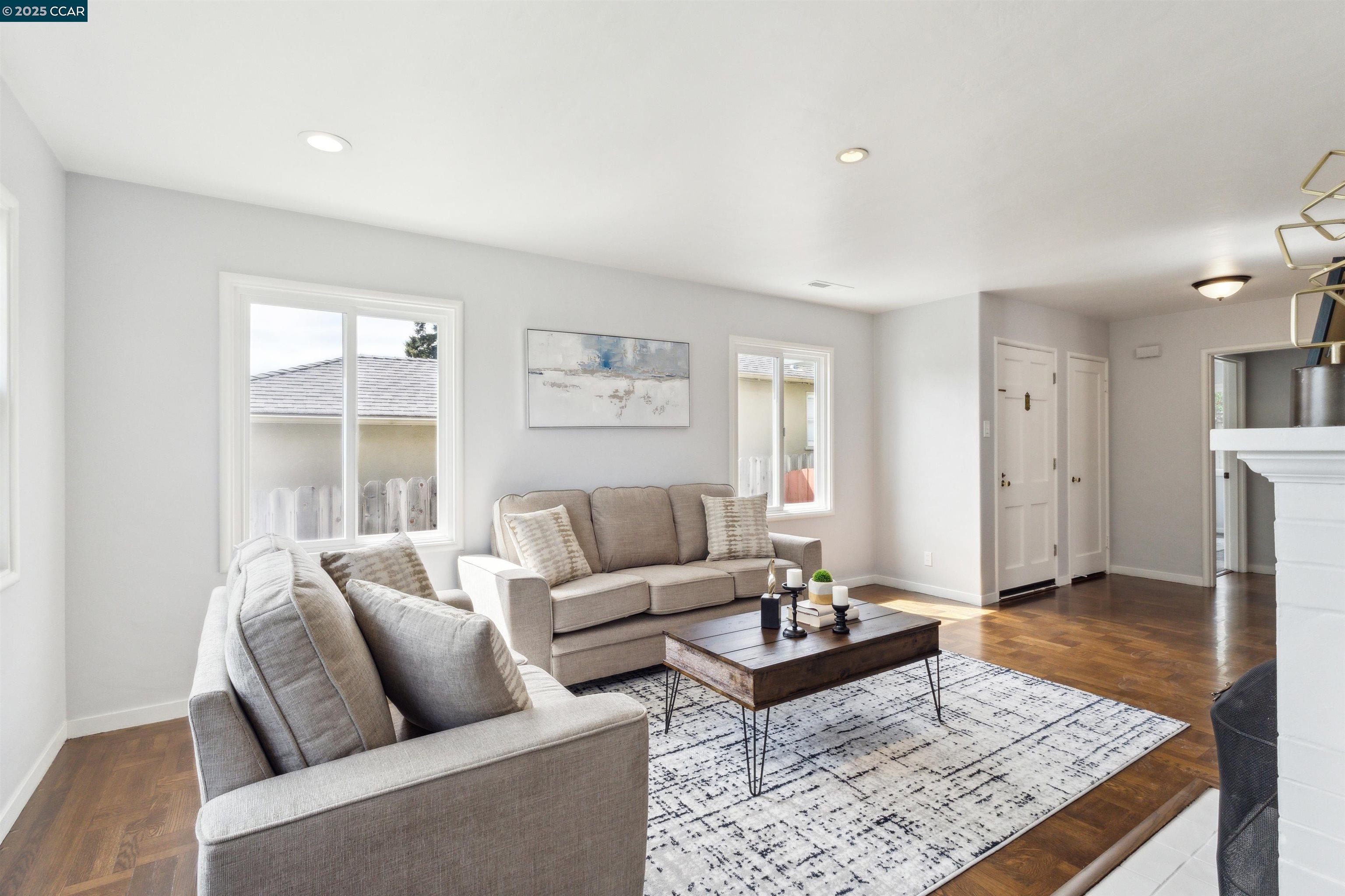 Detail Gallery Image 3 of 41 For 2410 Alameda De Las Pulgas, San Mateo,  CA 94403 - 2 Beds | 1 Baths
