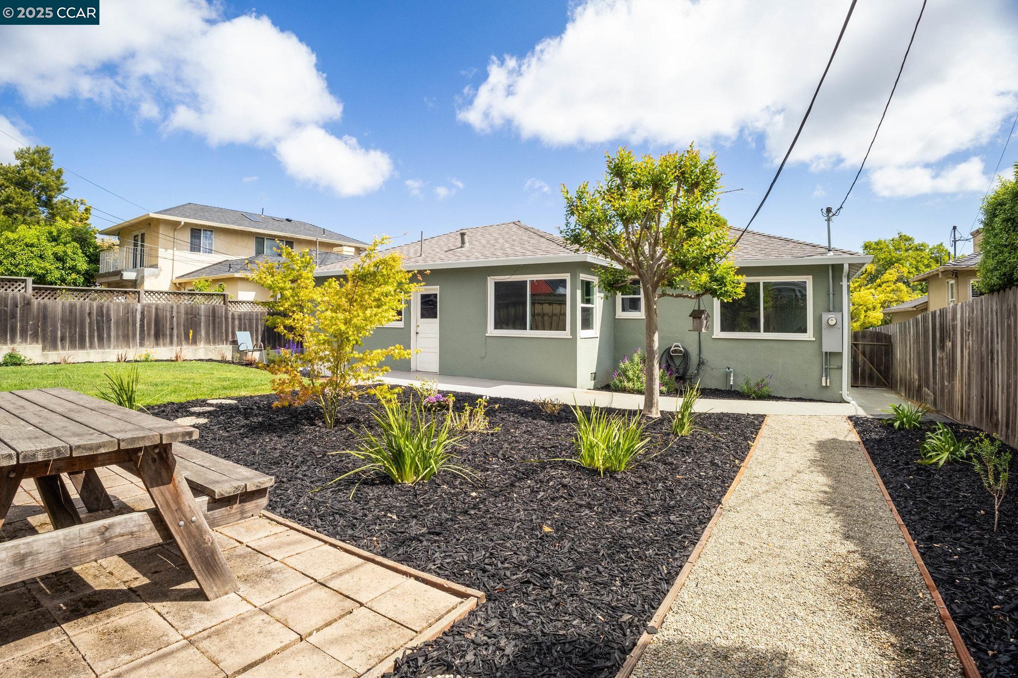 Detail Gallery Image 25 of 41 For 2410 Alameda De Las Pulgas, San Mateo,  CA 94403 - 2 Beds | 1 Baths