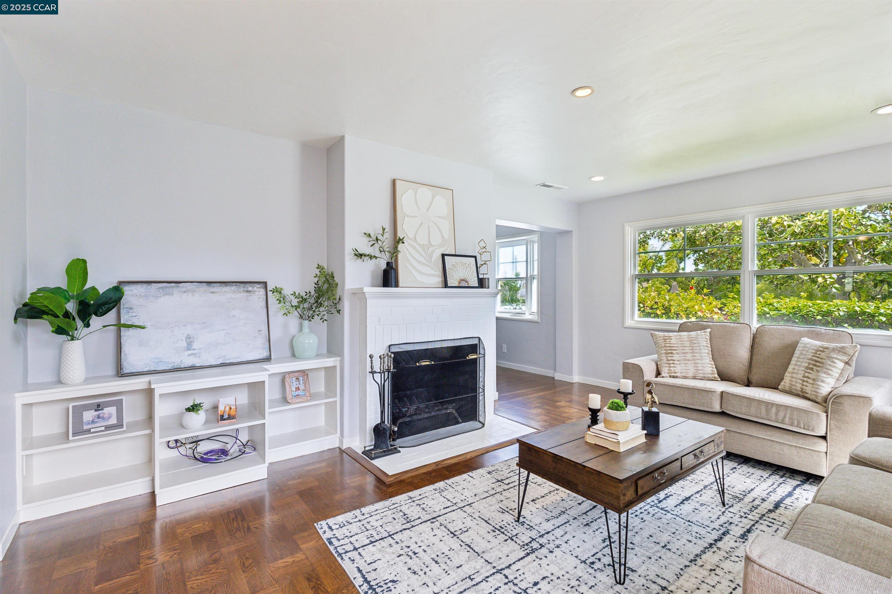 Detail Gallery Image 4 of 41 For 2410 Alameda De Las Pulgas, San Mateo,  CA 94403 - 2 Beds | 1 Baths