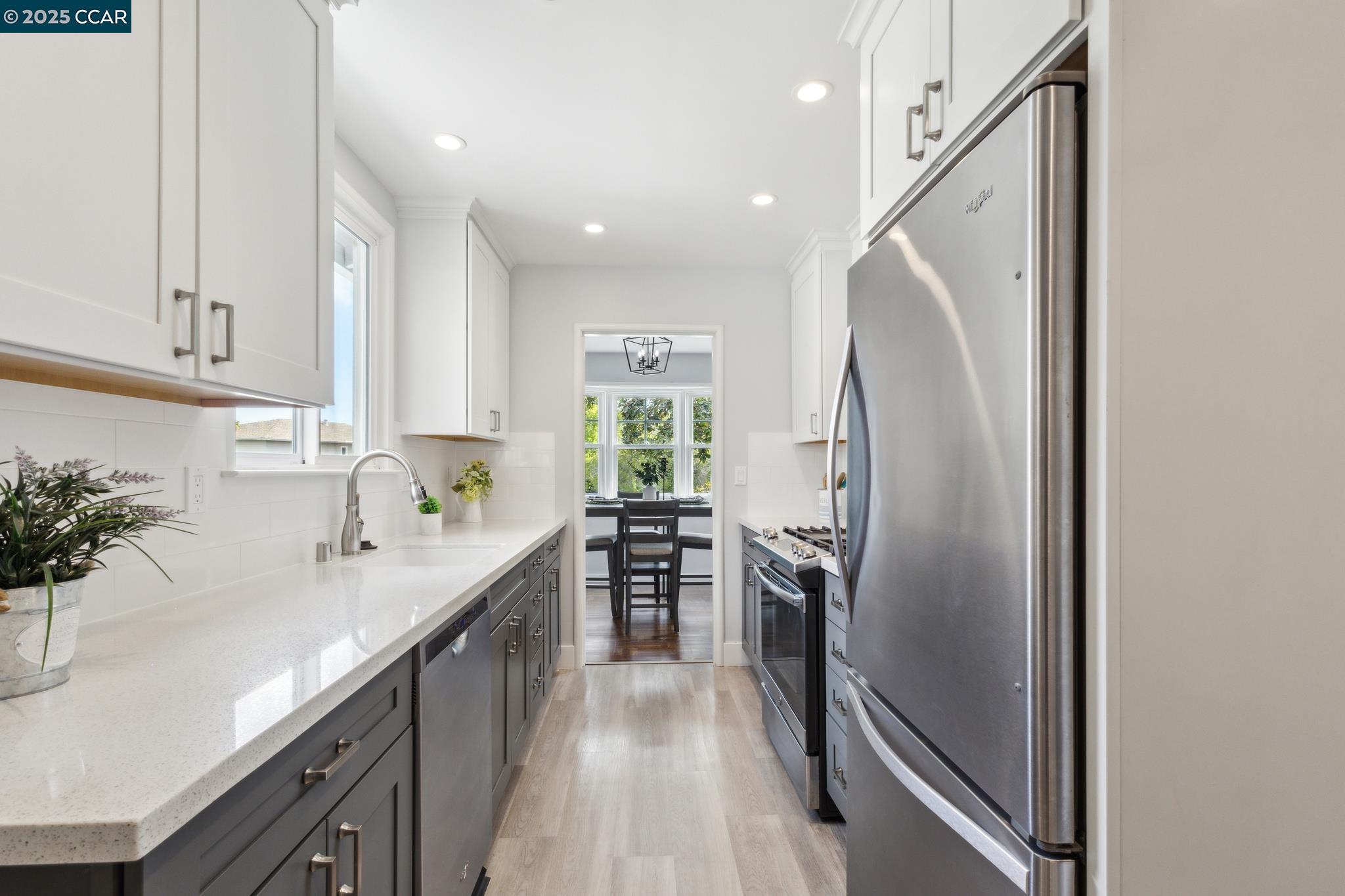 Detail Gallery Image 8 of 41 For 2410 Alameda De Las Pulgas, San Mateo,  CA 94403 - 2 Beds | 1 Baths