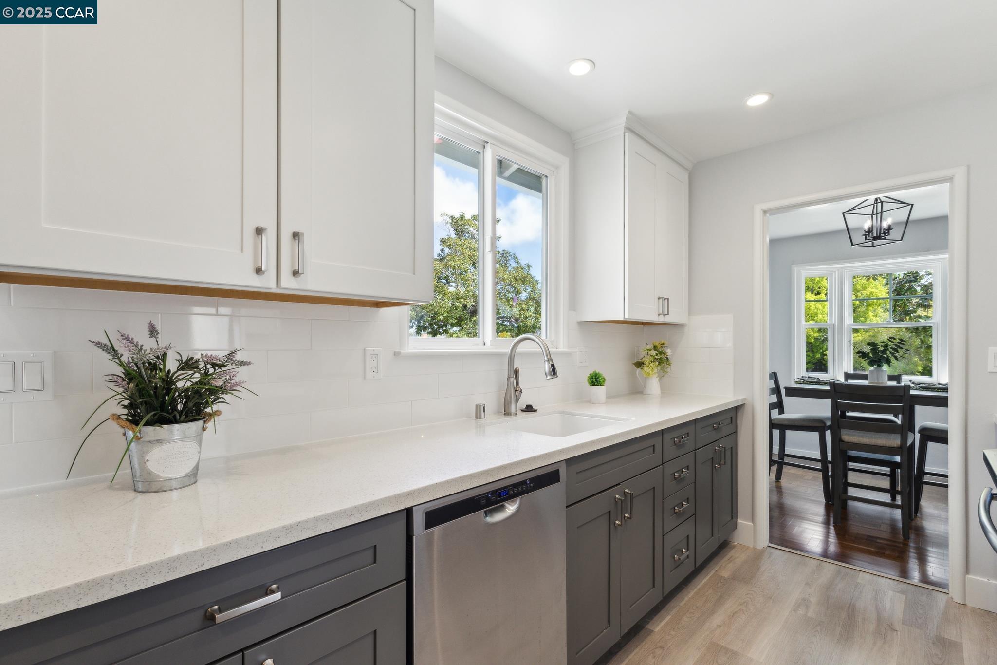 Detail Gallery Image 10 of 41 For 2410 Alameda De Las Pulgas, San Mateo,  CA 94403 - 2 Beds | 1 Baths