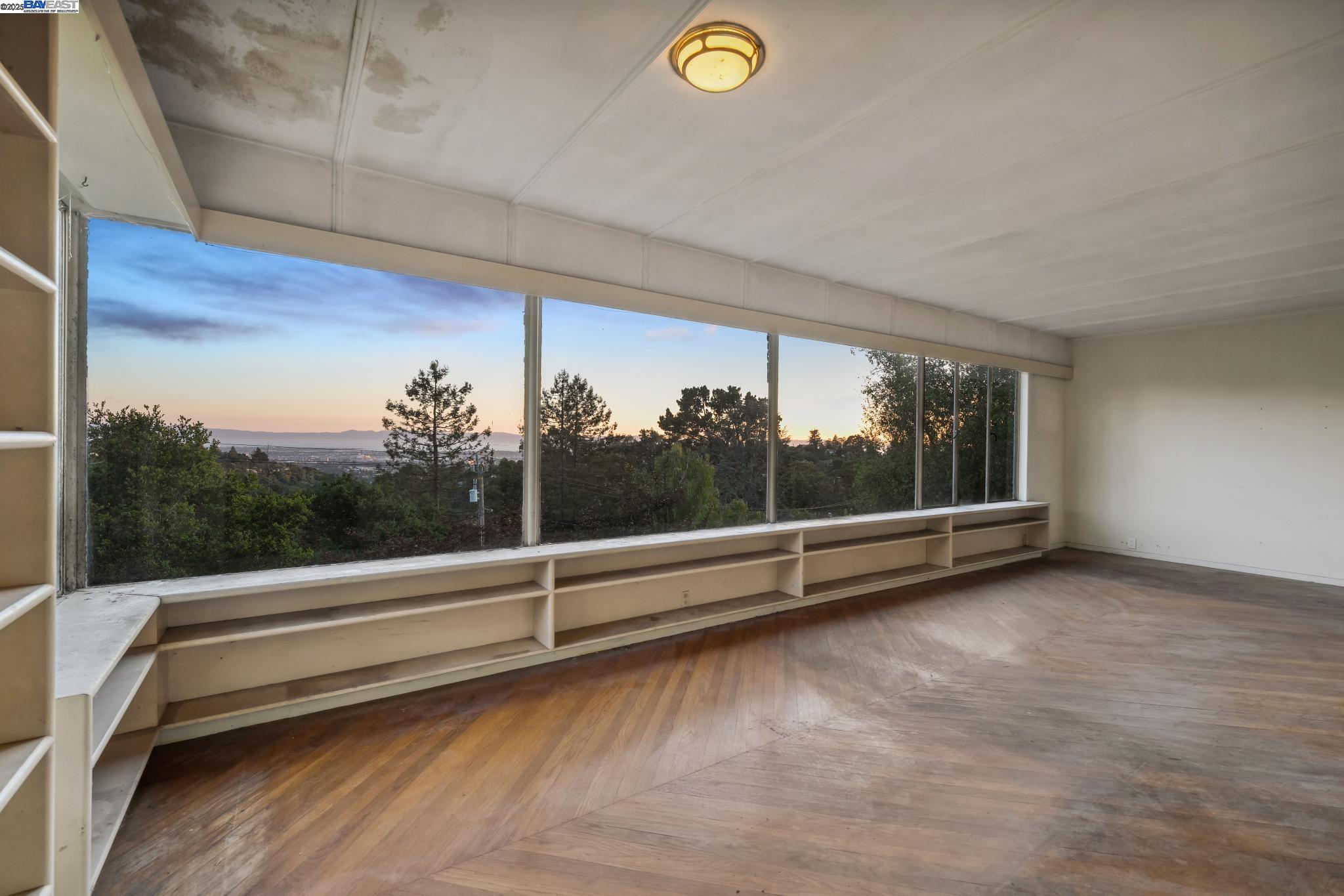 Detail Gallery Image 1 of 38 For 5915 Rincon Drive, Oakland,  CA 94611 - 2 Beds | 1 Baths