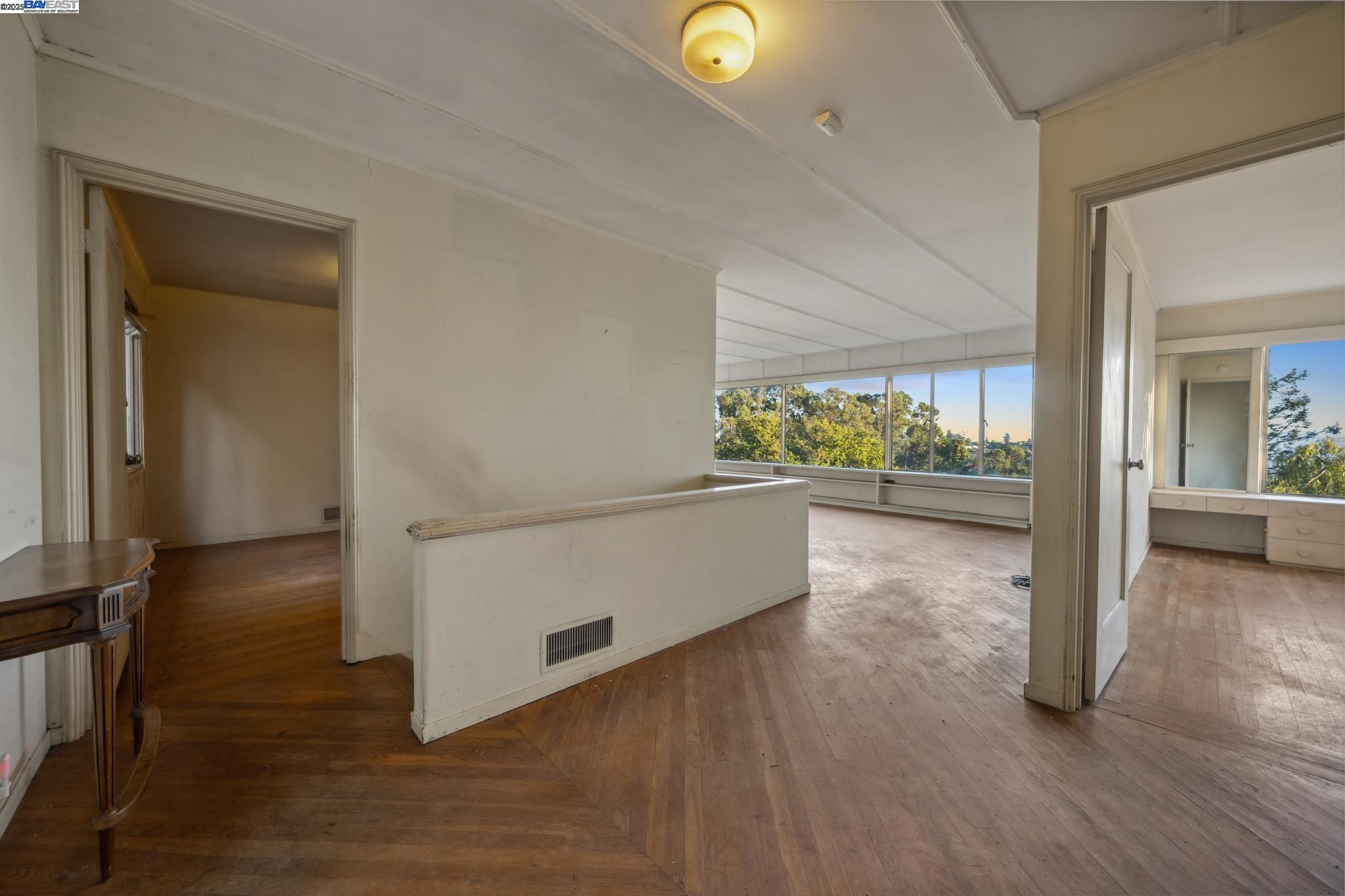 Detail Gallery Image 2 of 38 For 5915 Rincon Drive, Oakland,  CA 94611 - 2 Beds | 1 Baths