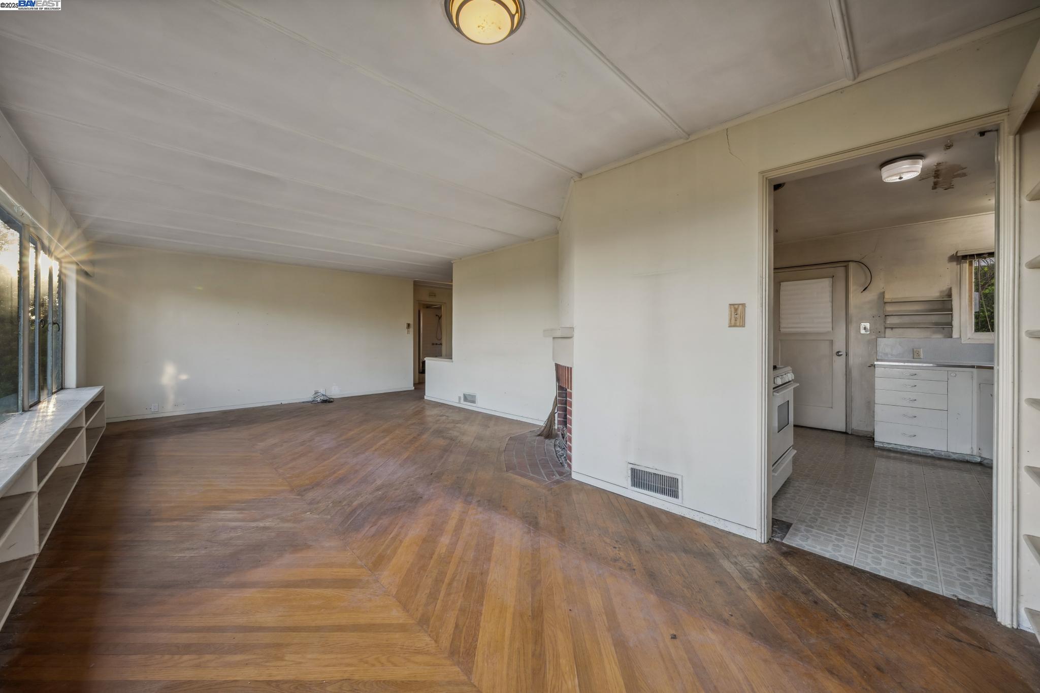 Detail Gallery Image 12 of 38 For 5915 Rincon Drive, Oakland,  CA 94611 - 2 Beds | 1 Baths