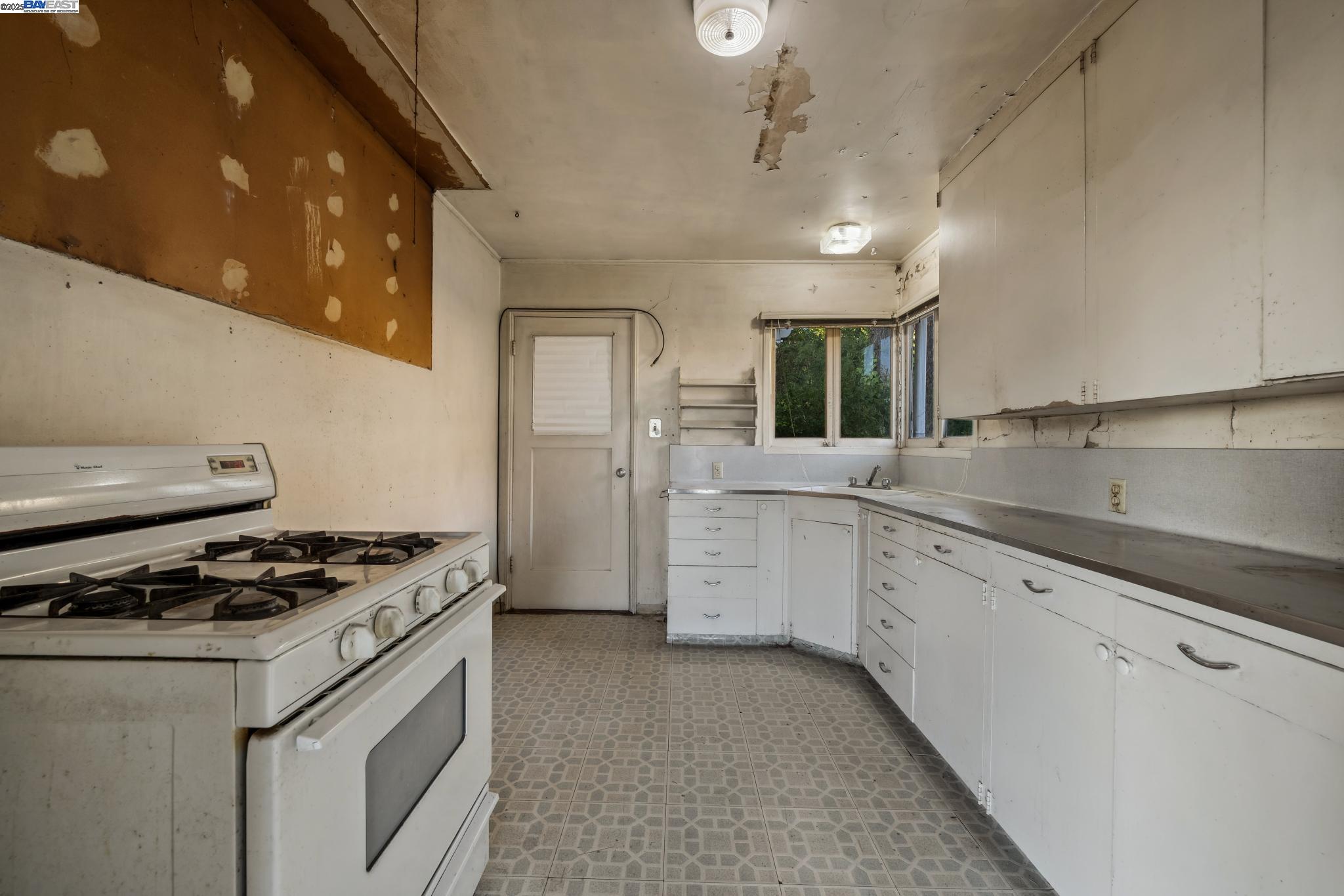 Detail Gallery Image 13 of 38 For 5915 Rincon Drive, Oakland,  CA 94611 - 2 Beds | 1 Baths