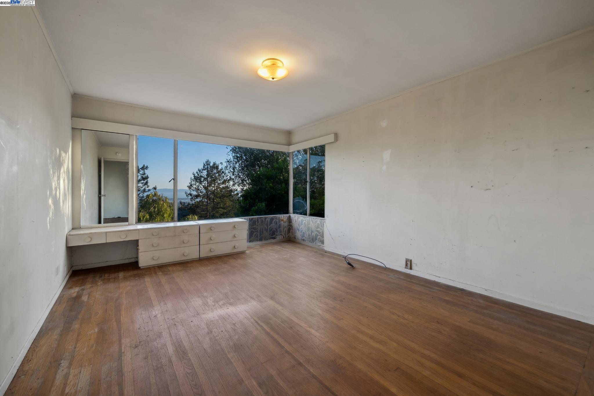 Detail Gallery Image 14 of 38 For 5915 Rincon Drive, Oakland,  CA 94611 - 2 Beds | 1 Baths