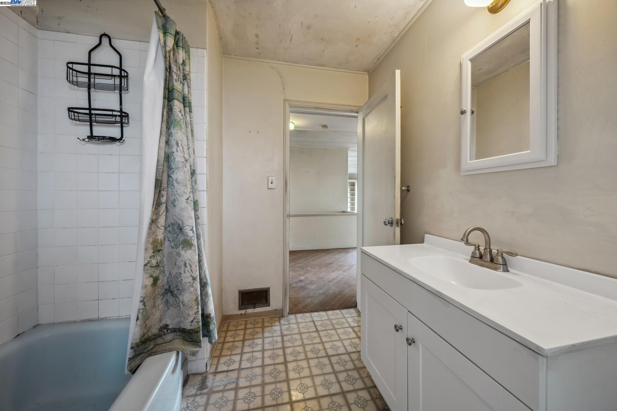 Detail Gallery Image 17 of 38 For 5915 Rincon Drive, Oakland,  CA 94611 - 2 Beds | 1 Baths