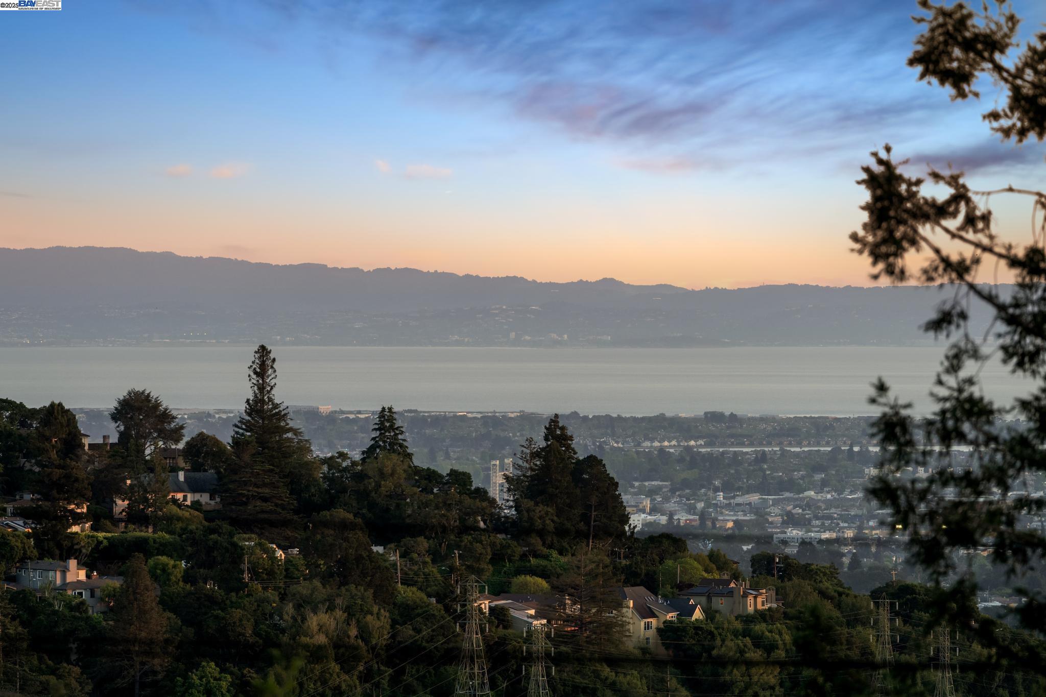 Detail Gallery Image 3 of 38 For 5915 Rincon Drive, Oakland,  CA 94611 - 2 Beds | 1 Baths